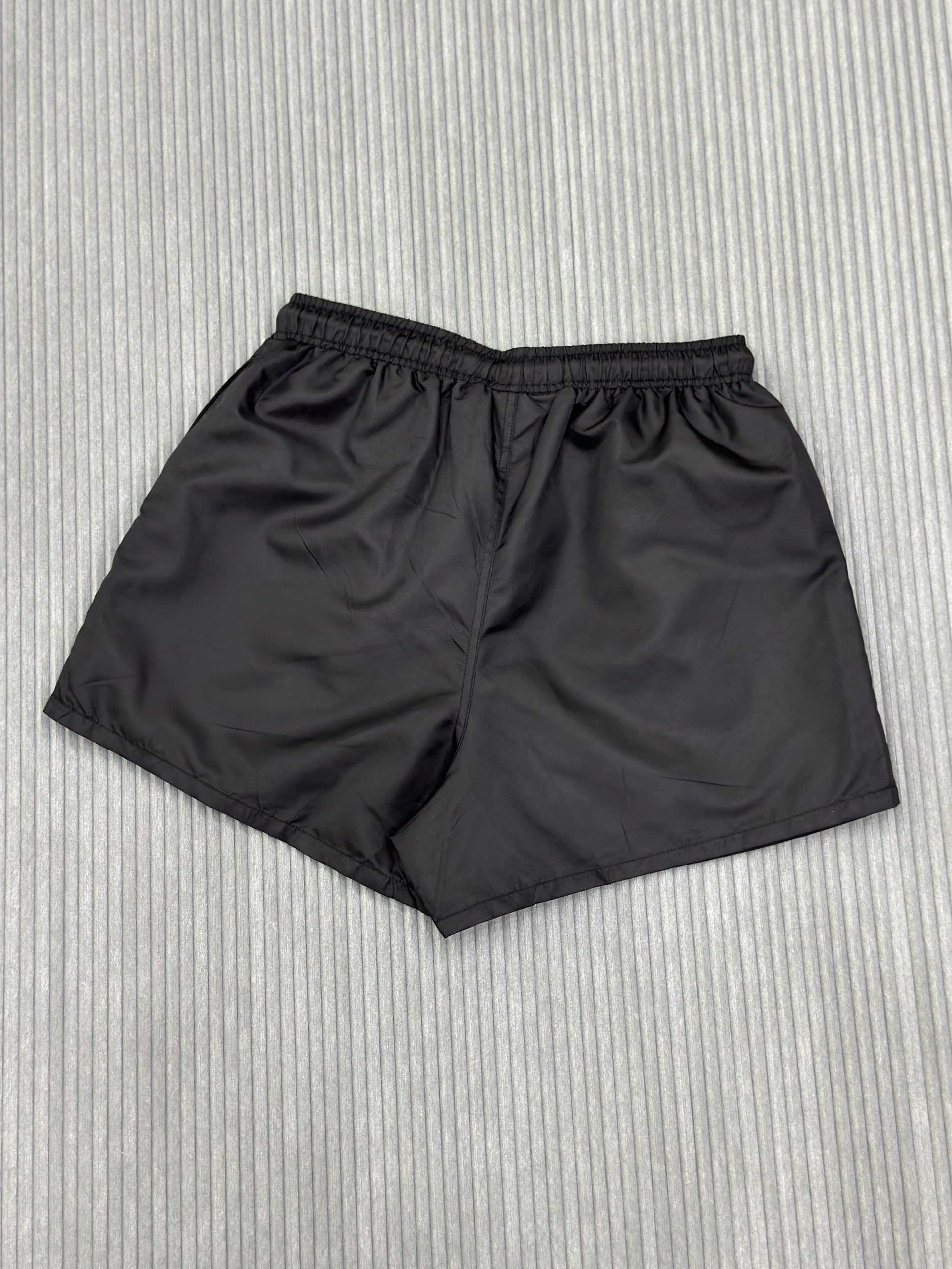 Quần short gió Essentials Đen trơn logo chữ đùi Like Auth VTN