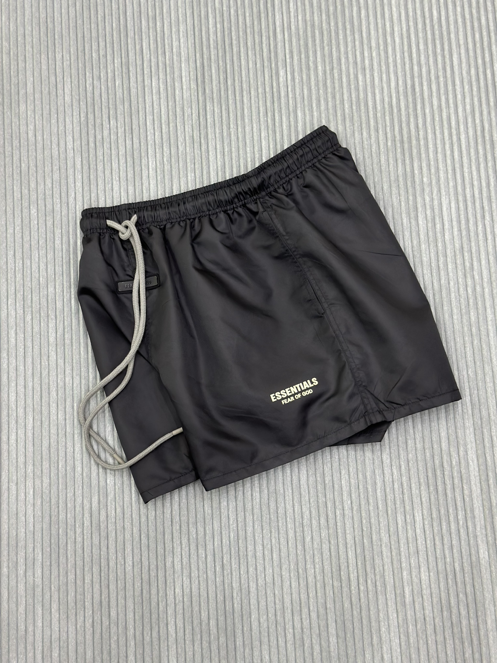 Quần short gió Essentials Đen trơn logo chữ đùi Like Auth VTN