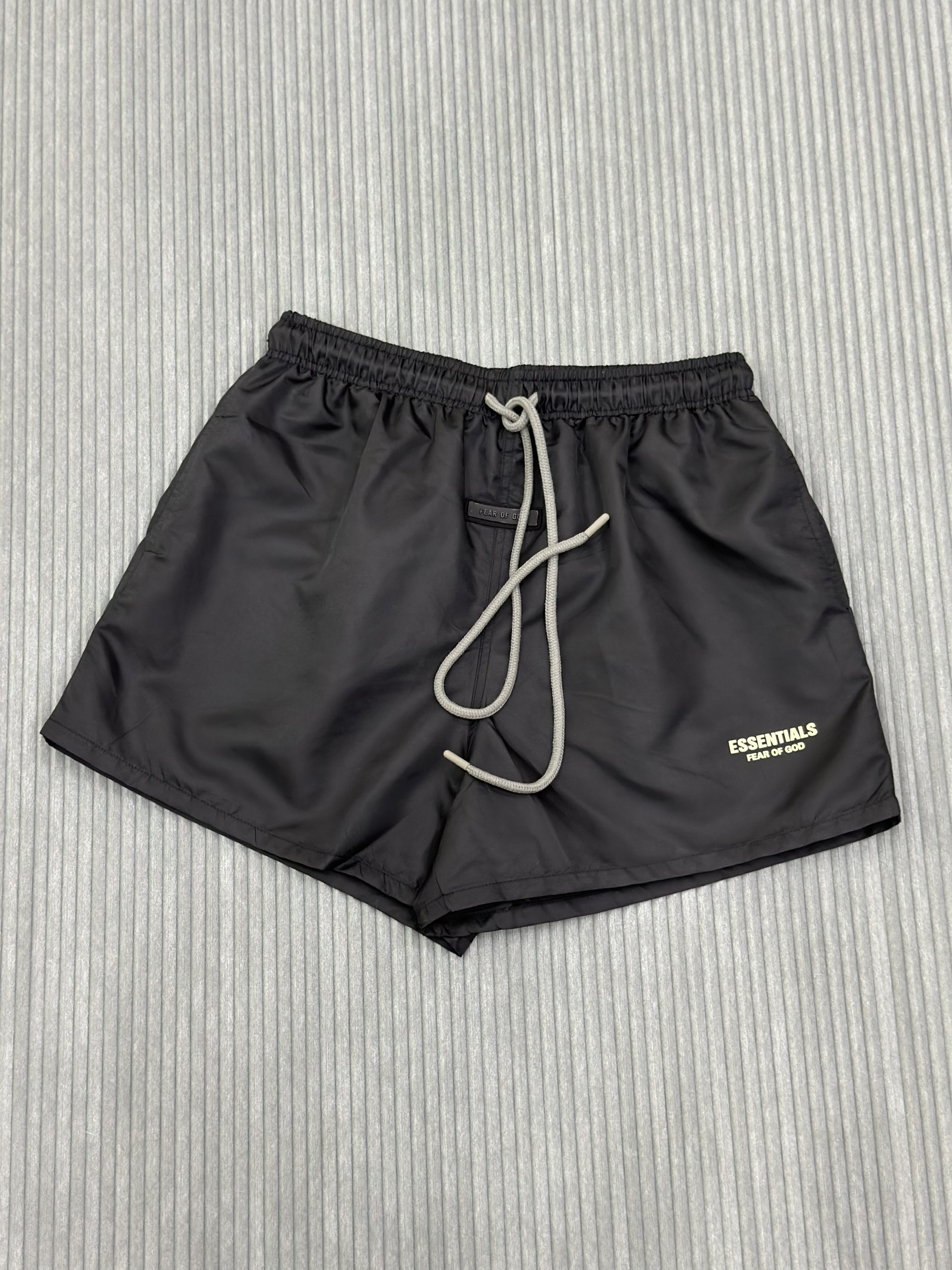 Quần short gió Essentials Đen trơn logo chữ đùi Like Auth VTN