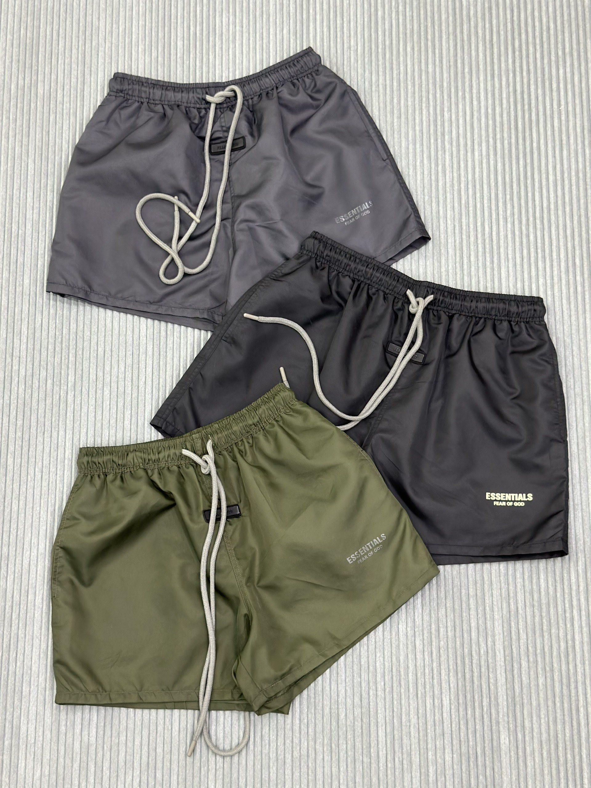 Quần short gió Essentials Xám trơn logo chữ đùi Like Auth VTN