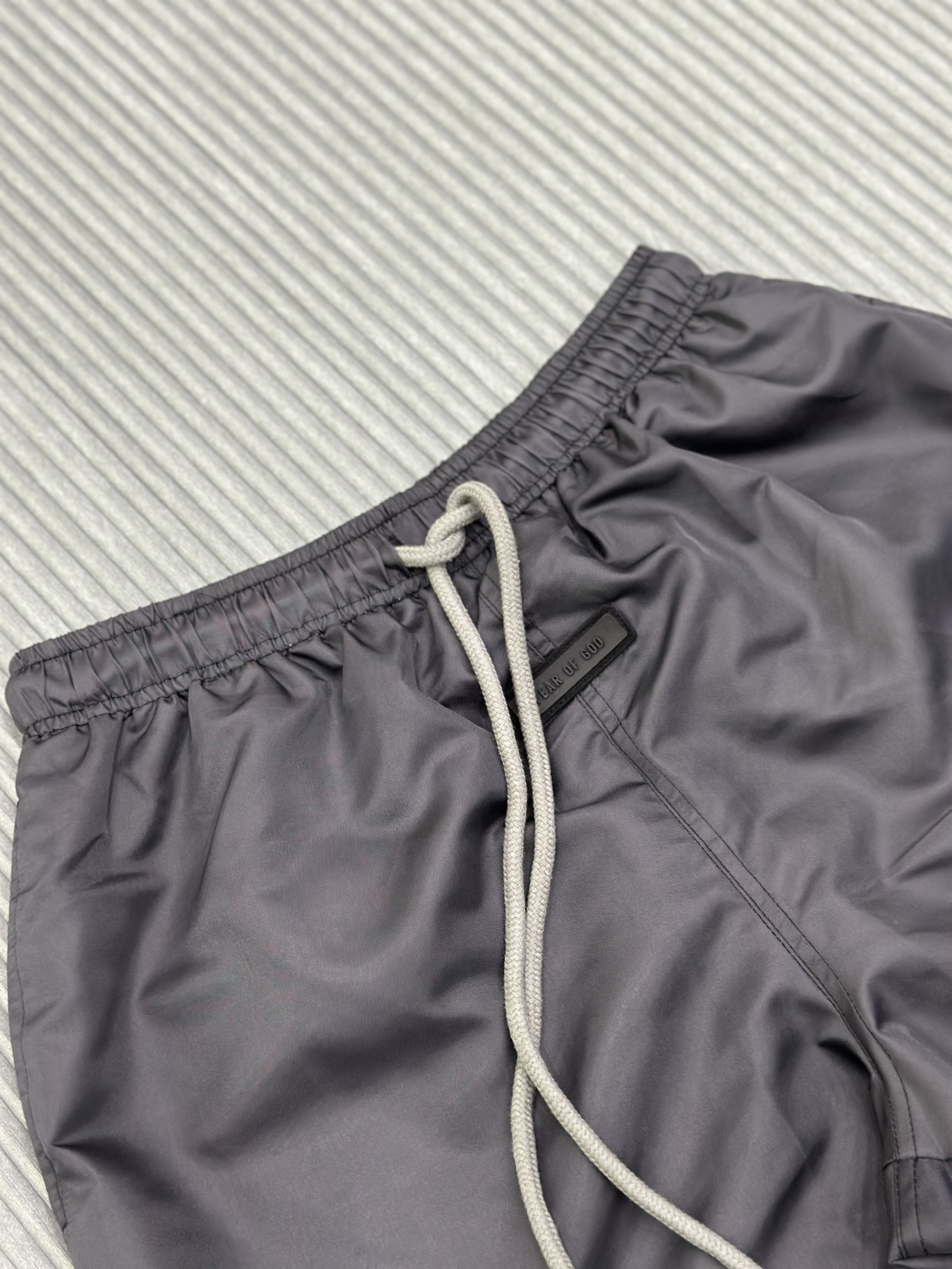Quần short gió Essentials Xám trơn logo chữ đùi Like Auth VTN