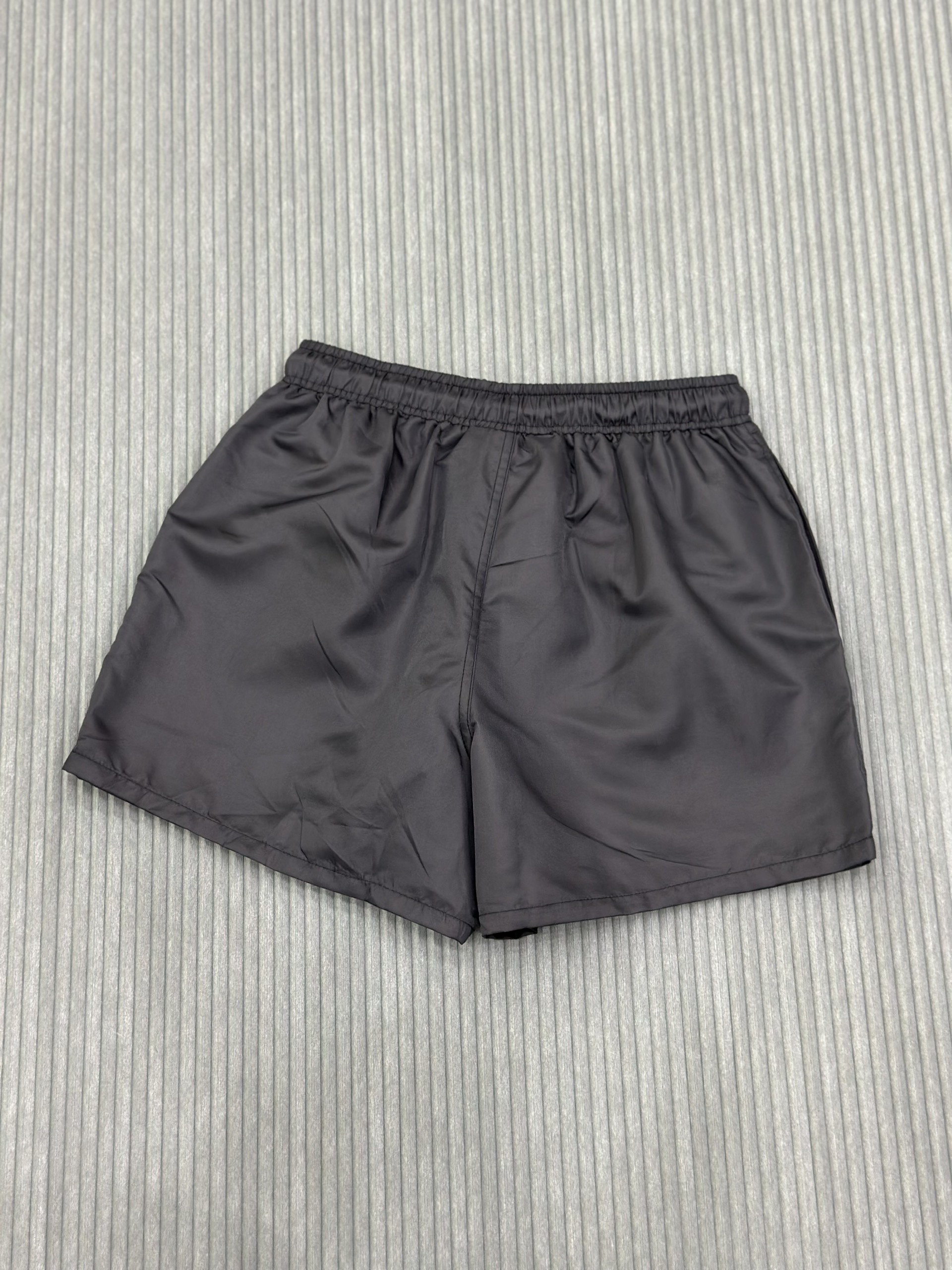 Quần short gió Essentials Xám trơn logo chữ đùi Like Auth VTN