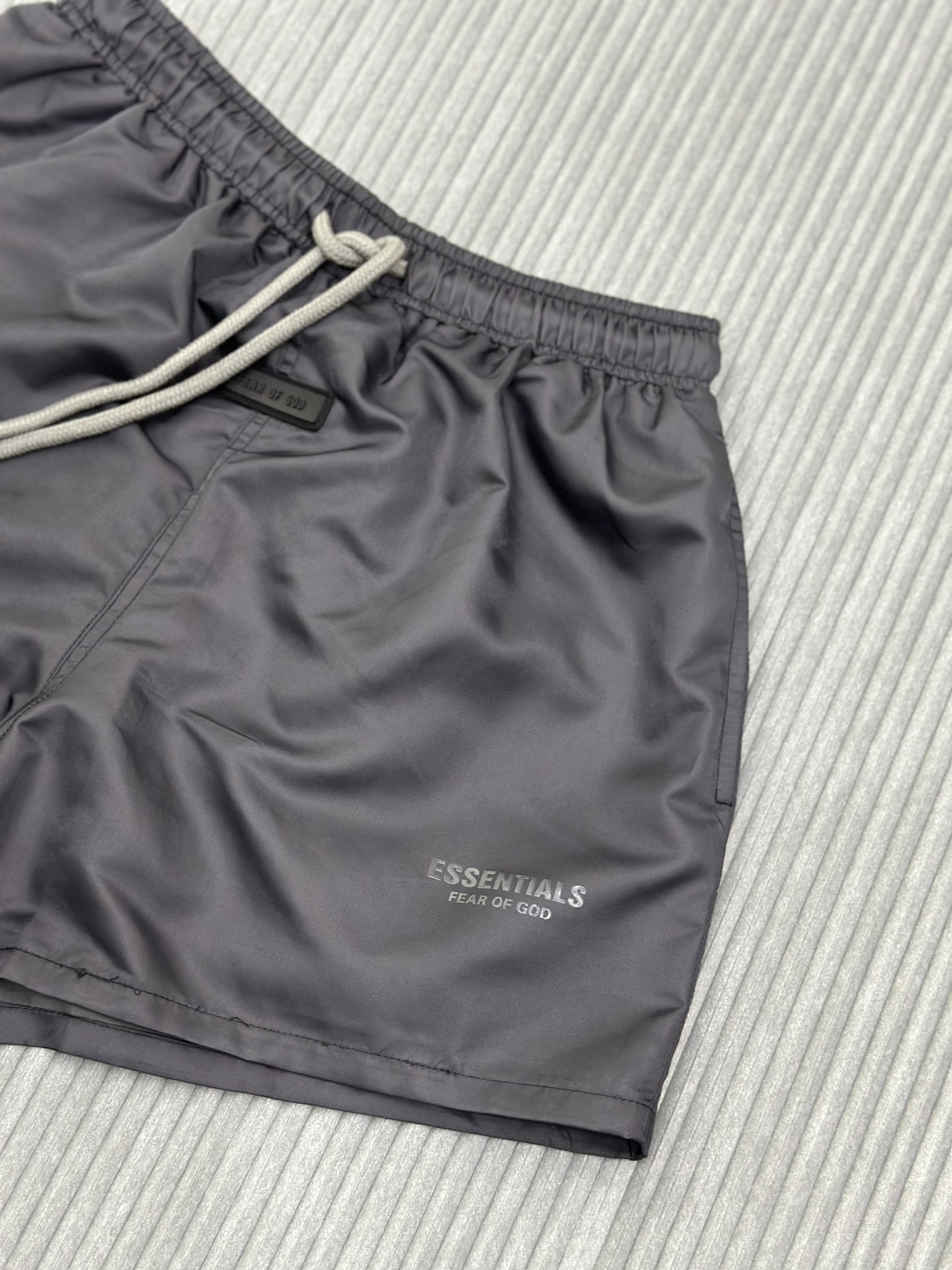 Quần short gió Essentials Xám trơn logo chữ đùi Like Auth VTN
