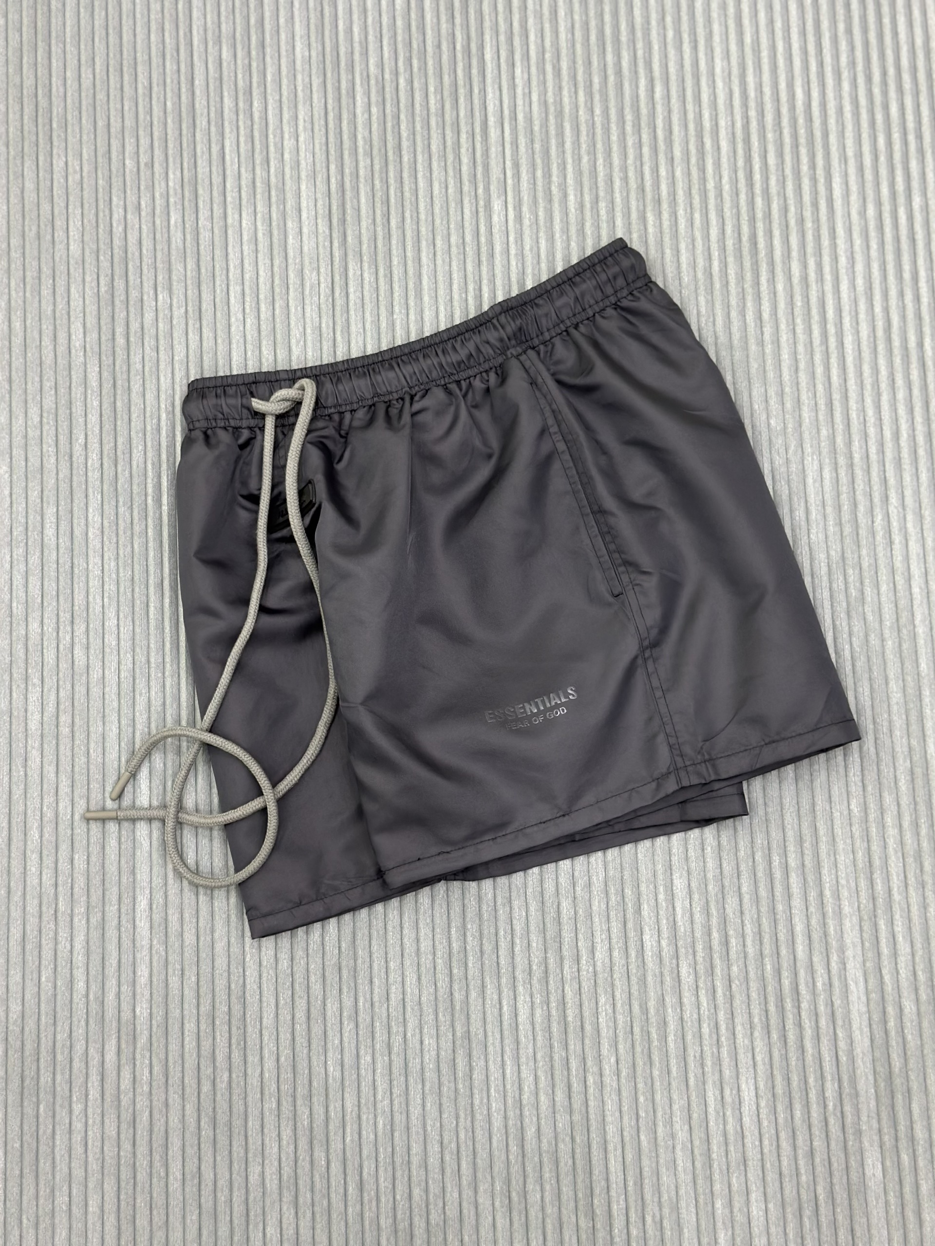 Quần short gió Essentials Xám trơn logo chữ đùi Like Auth VTN