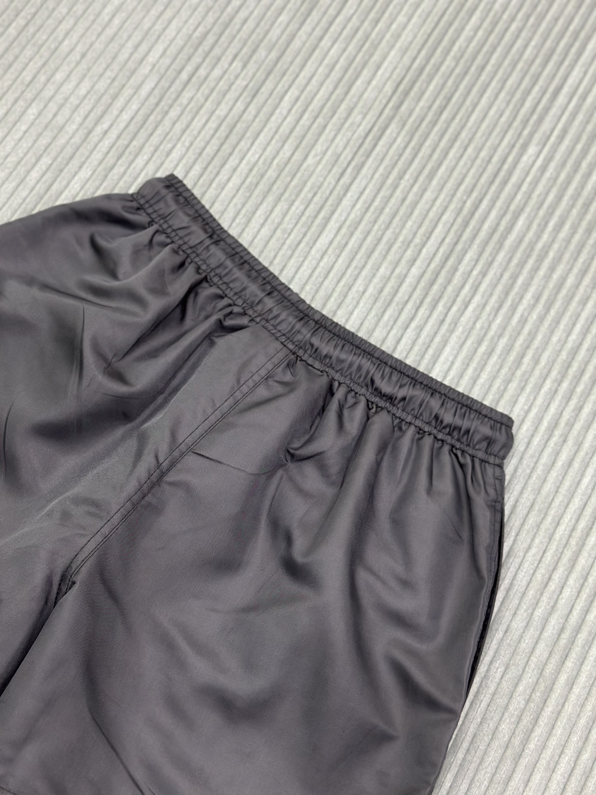 Quần short gió Essentials Xám trơn logo chữ đùi Like Auth VTN