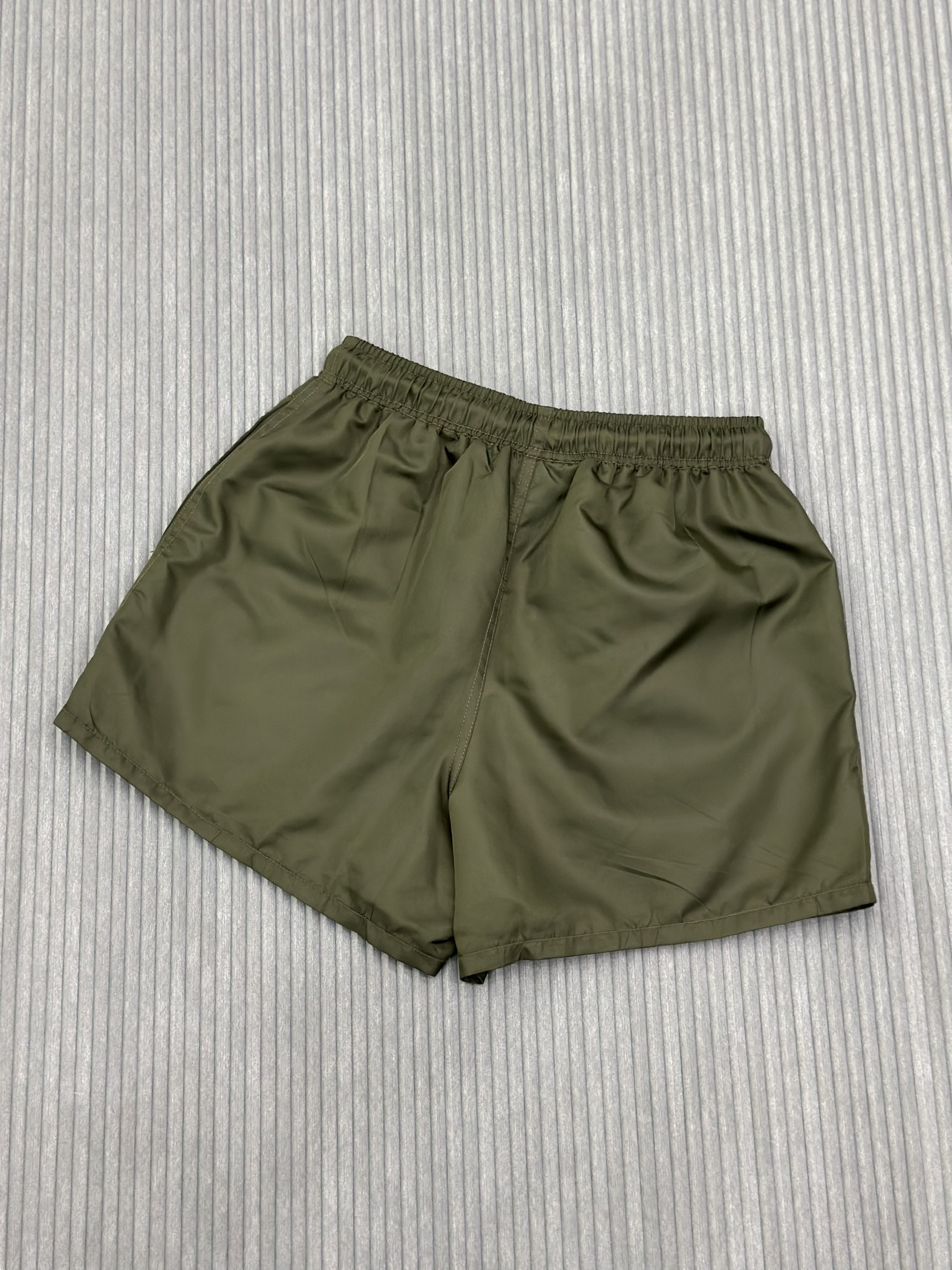 Quần short gió Essentials Xanh rêu trơn logo chữ đùi Like Auth VTN