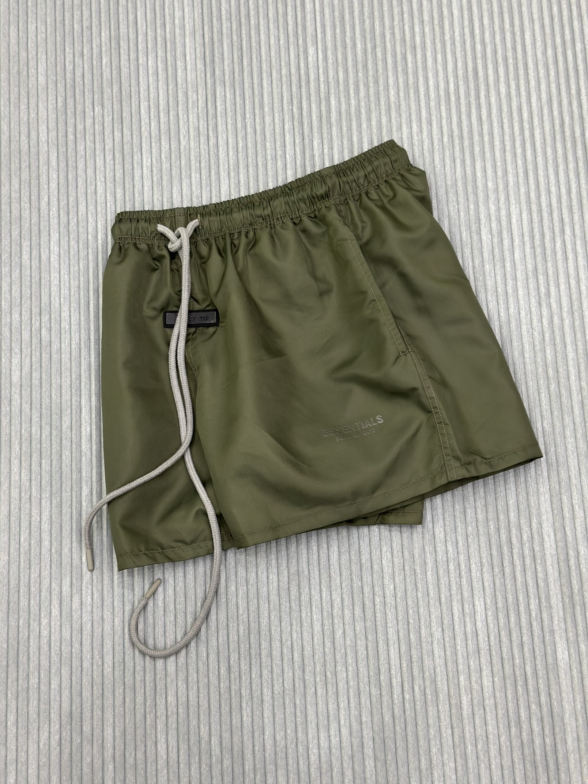 Quần short gió Essentials Xanh rêu trơn logo chữ đùi Like Auth VTN
