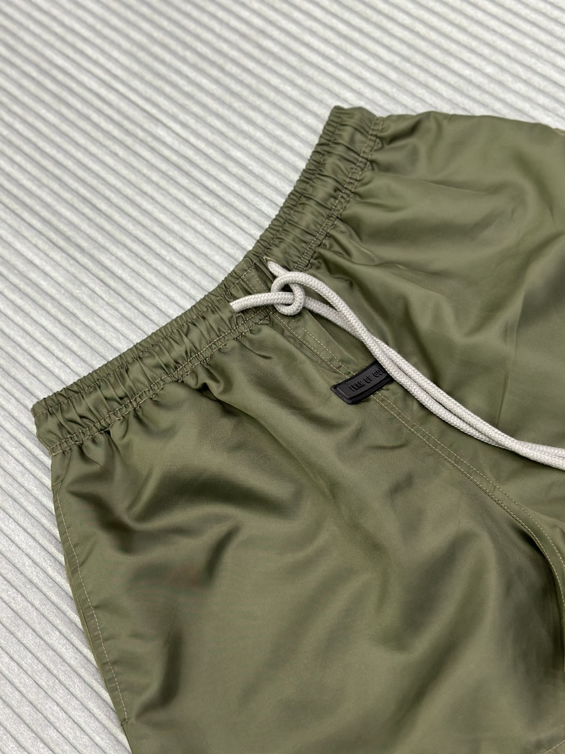 Quần short gió Essentials Xanh rêu trơn logo chữ đùi Like Auth VTN