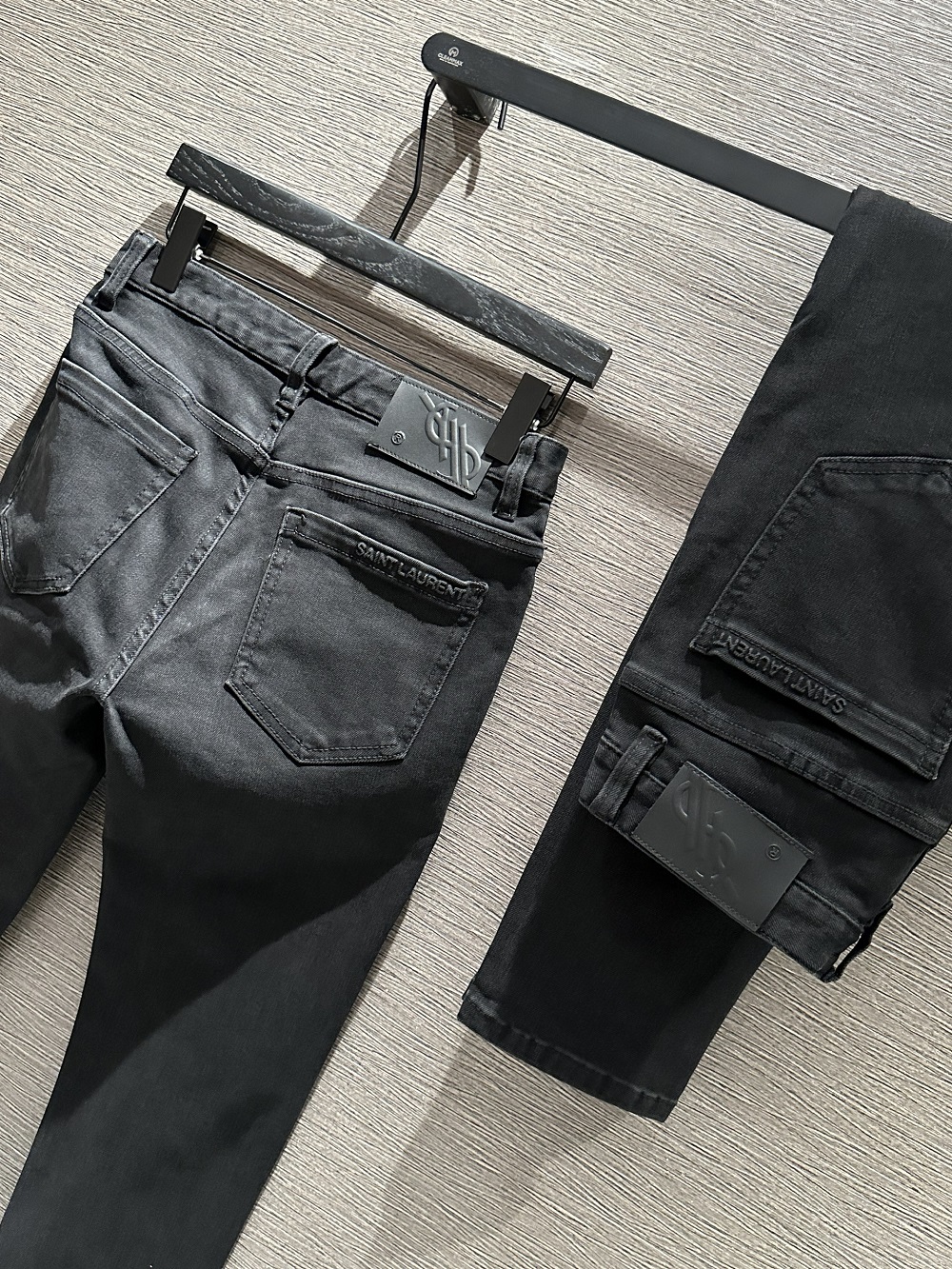 Quần Jean Saint Laurent YSL Đen Xám trơn logo chữ dập nổi Like Auth VTN