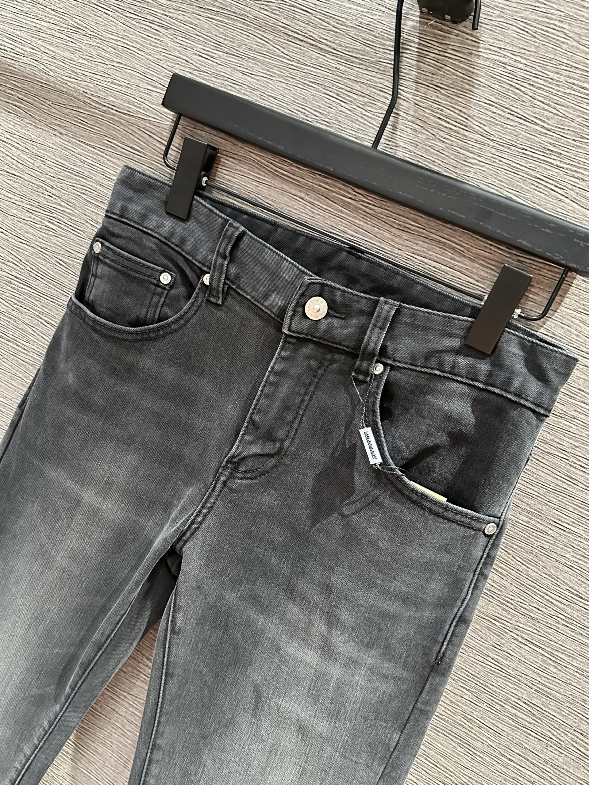 Quần Jean Burberry BBR Xám logo chữ dập nổi túi Like Auth VTN