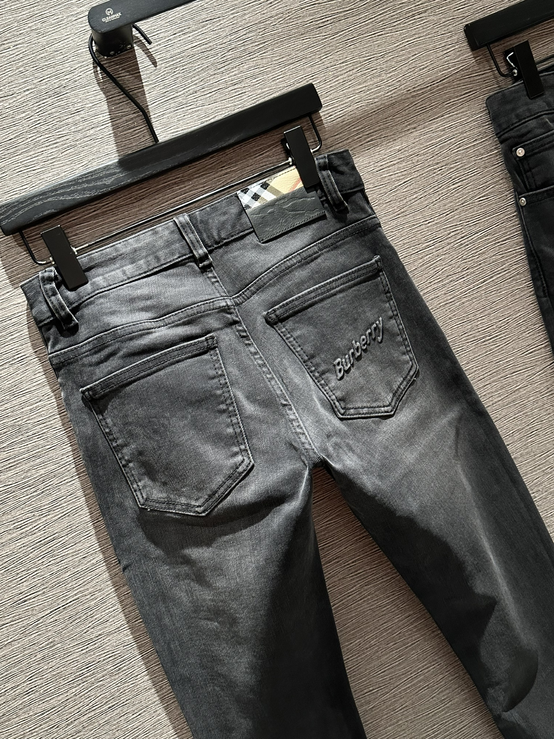 Quần Jean Burberry BBR Xám logo chữ dập nổi túi Like Auth VTN