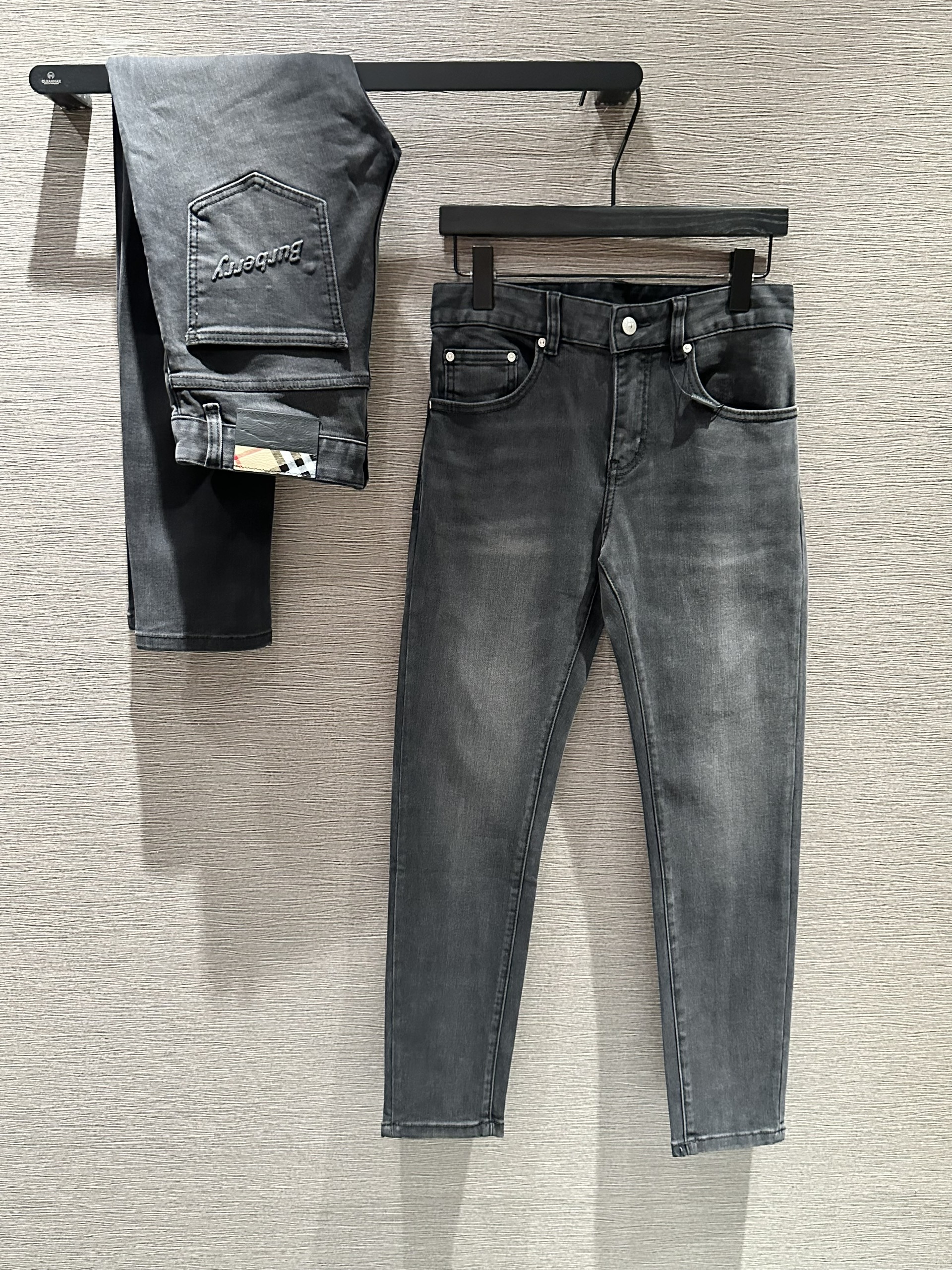 Quần Jean Burberry BBR Xám logo chữ dập nổi túi Like Auth VTN