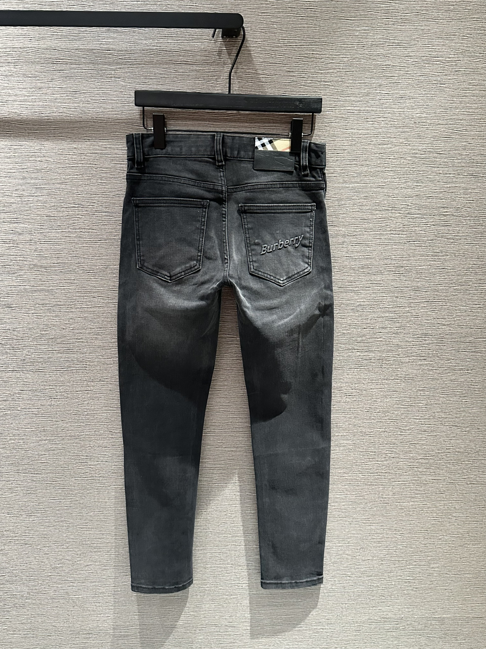 Quần Jean Burberry BBR Xám logo chữ dập nổi túi Like Auth VTN