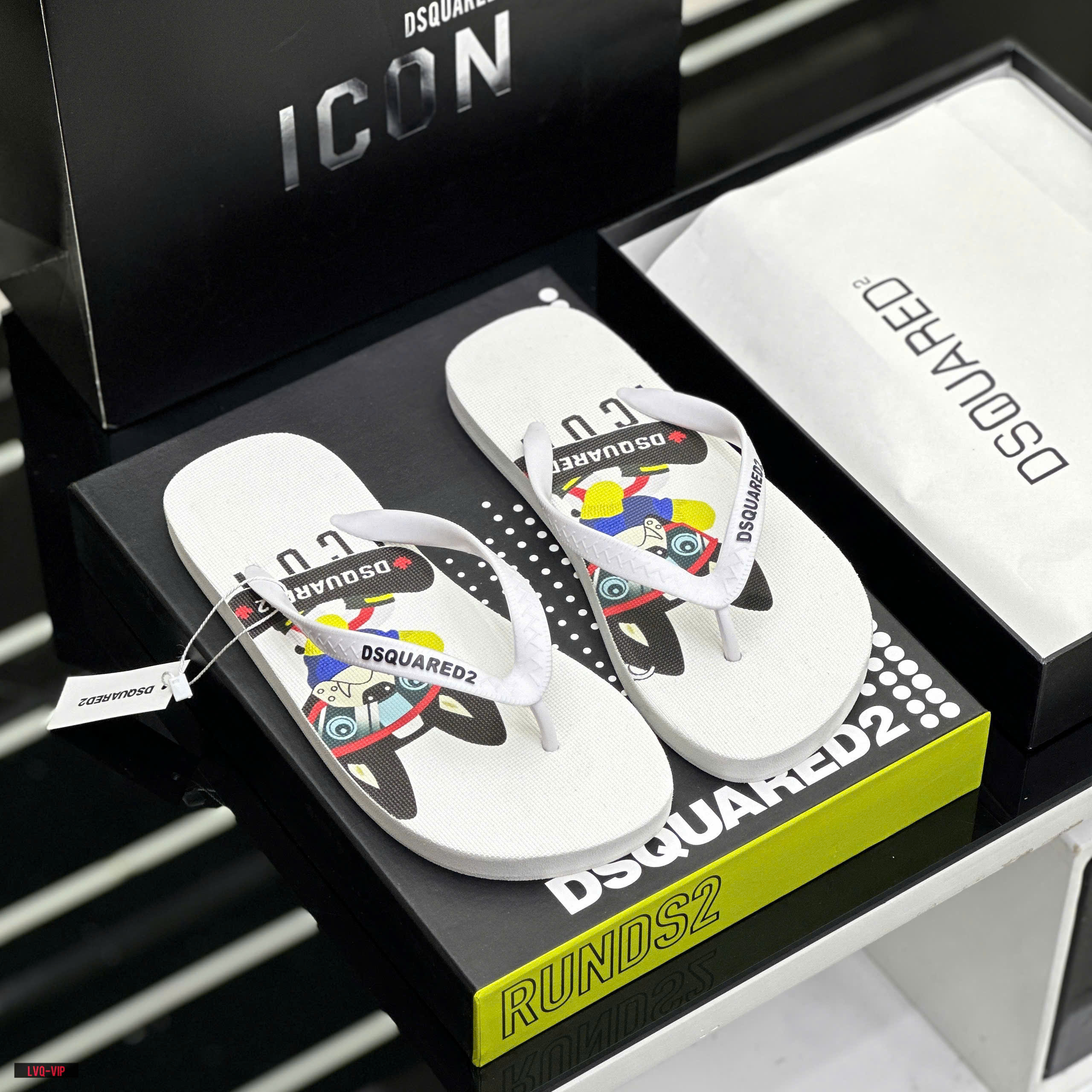 Dép tông, xỏ ngón Dsquared2 DSQ2 Trắng logo Cún trượt ván đế Like Auth LVQ