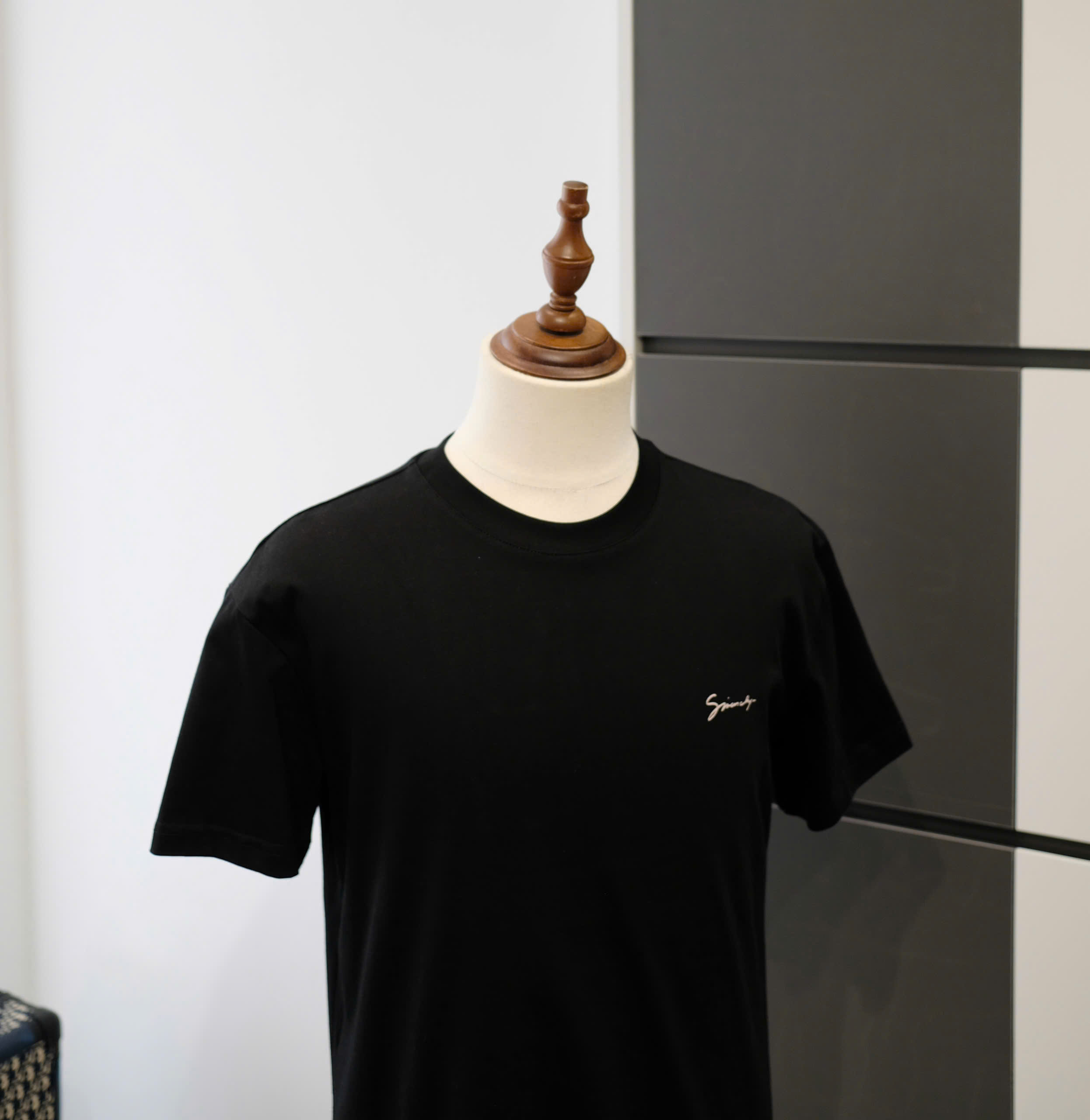 Áo phông T-shirt Givenchy GVC Đen họa tiết lưng Like Auth DDT