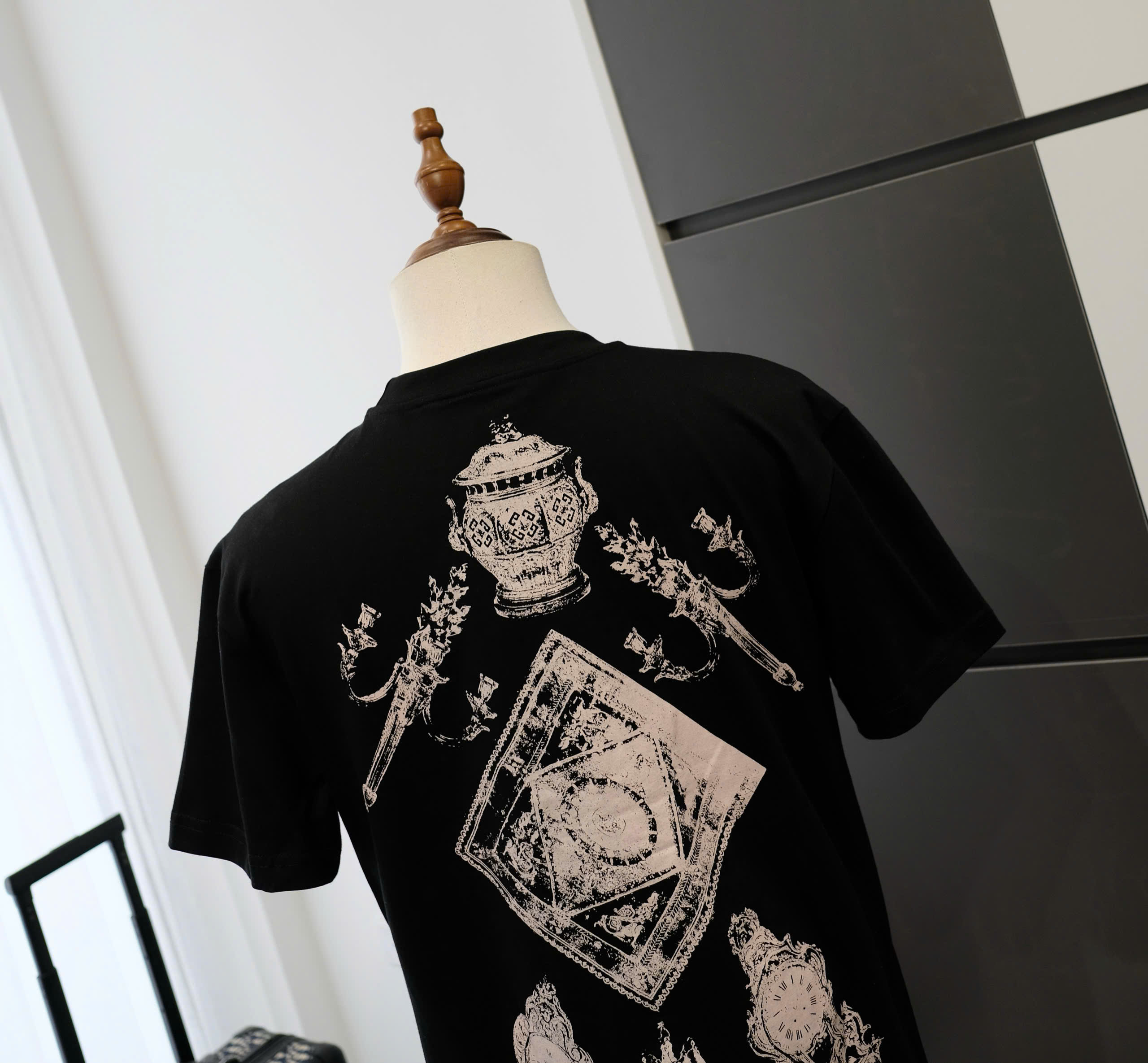 Áo phông T-shirt Givenchy GVC Đen họa tiết lưng Like Auth DDT