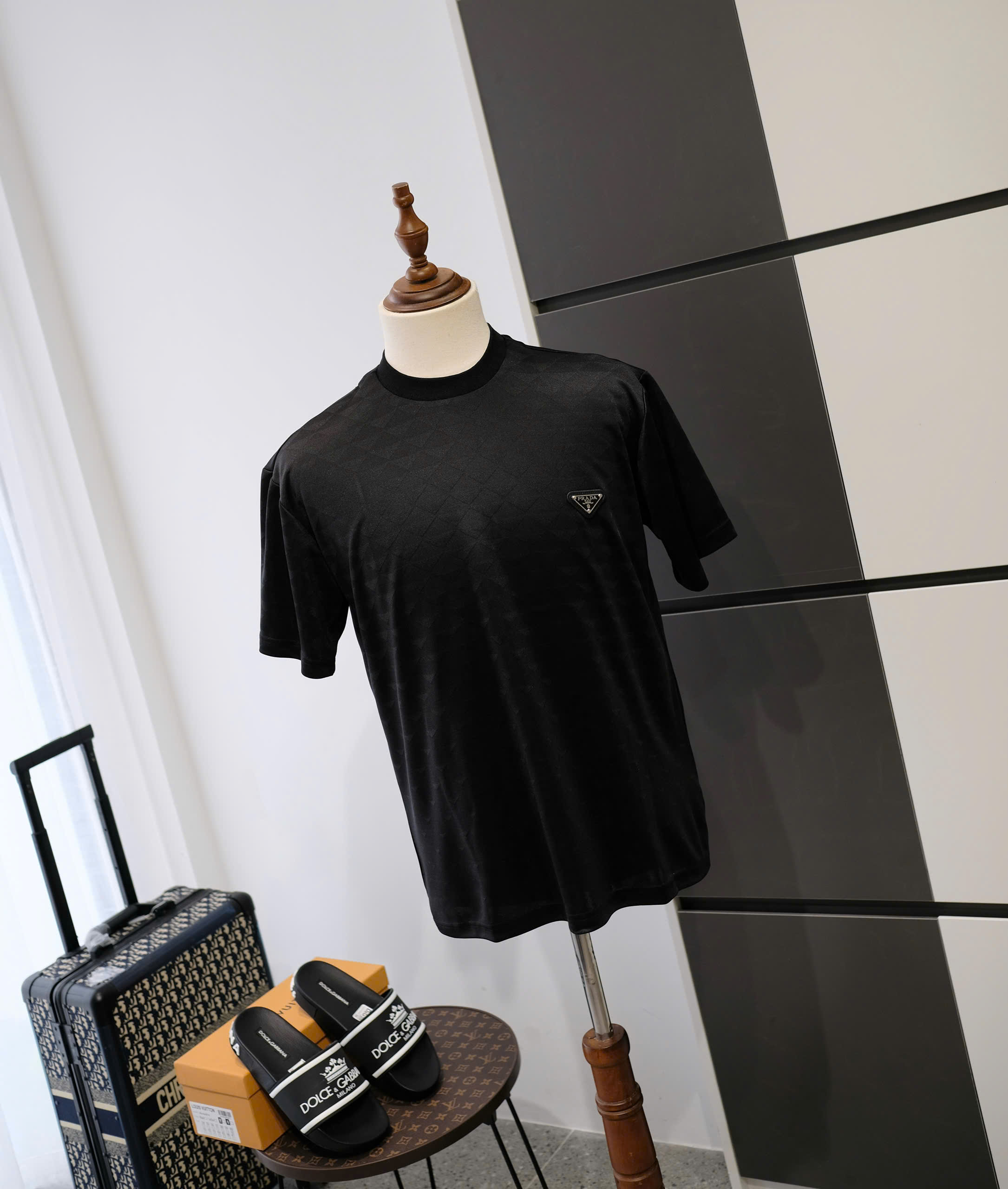 Áo phông T-shirt Prada P Đen logo tam giác thêu ngực Like Auth DDT