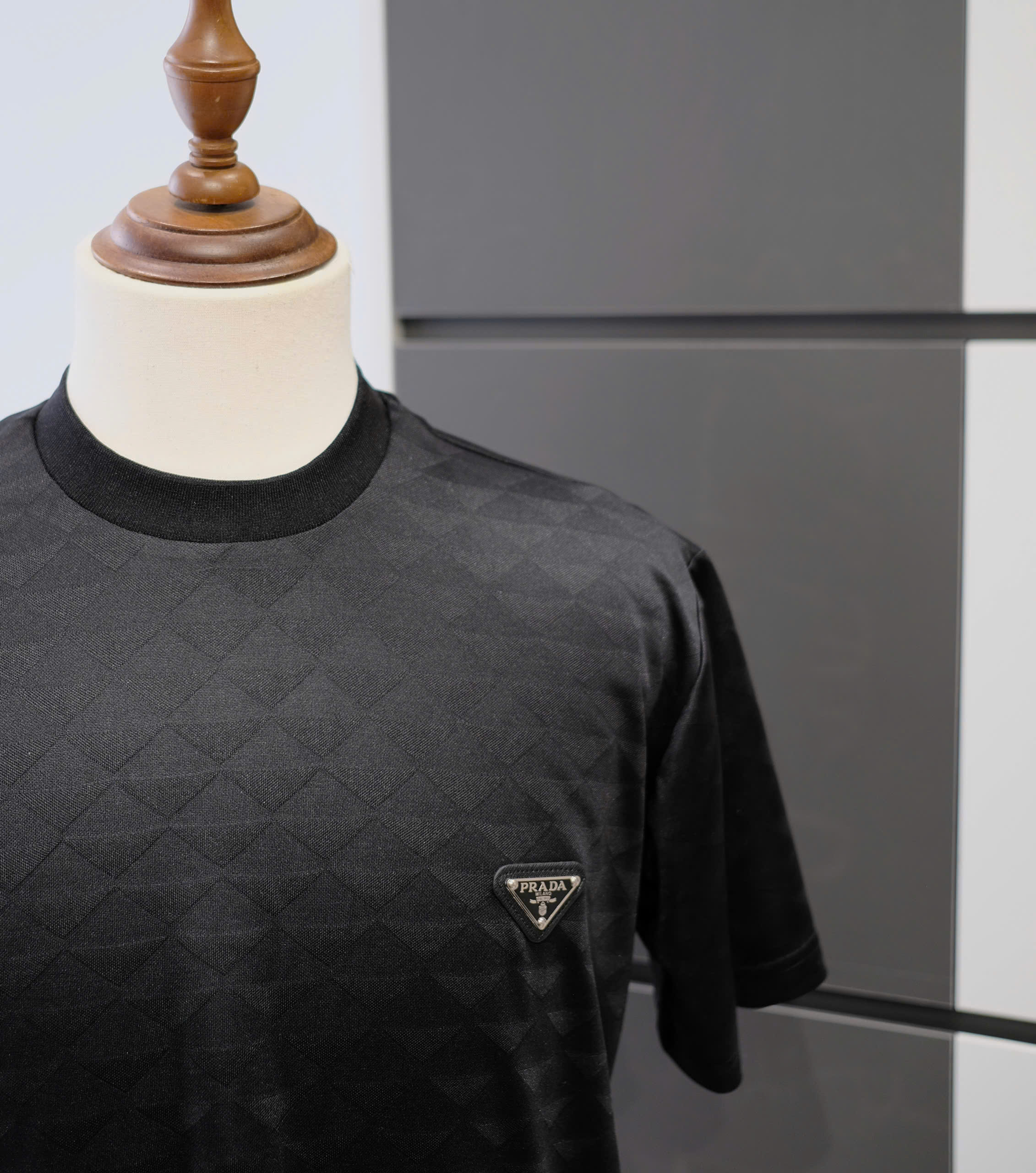 Áo phông T-shirt Prada P Đen logo tam giác thêu ngực Like Auth DDT