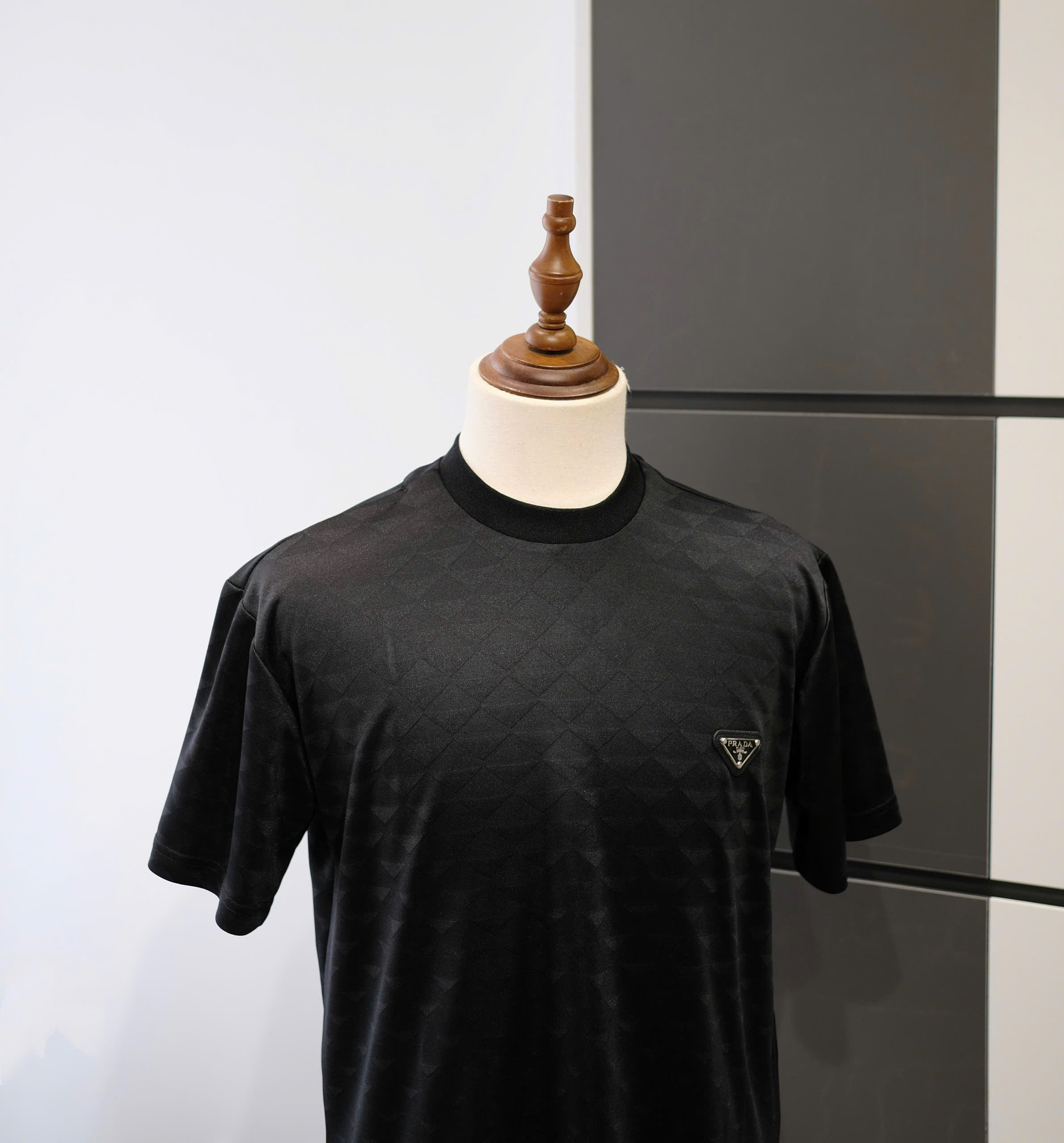 Áo phông T-shirt Prada P Đen logo tam giác thêu ngực Like Auth DDT