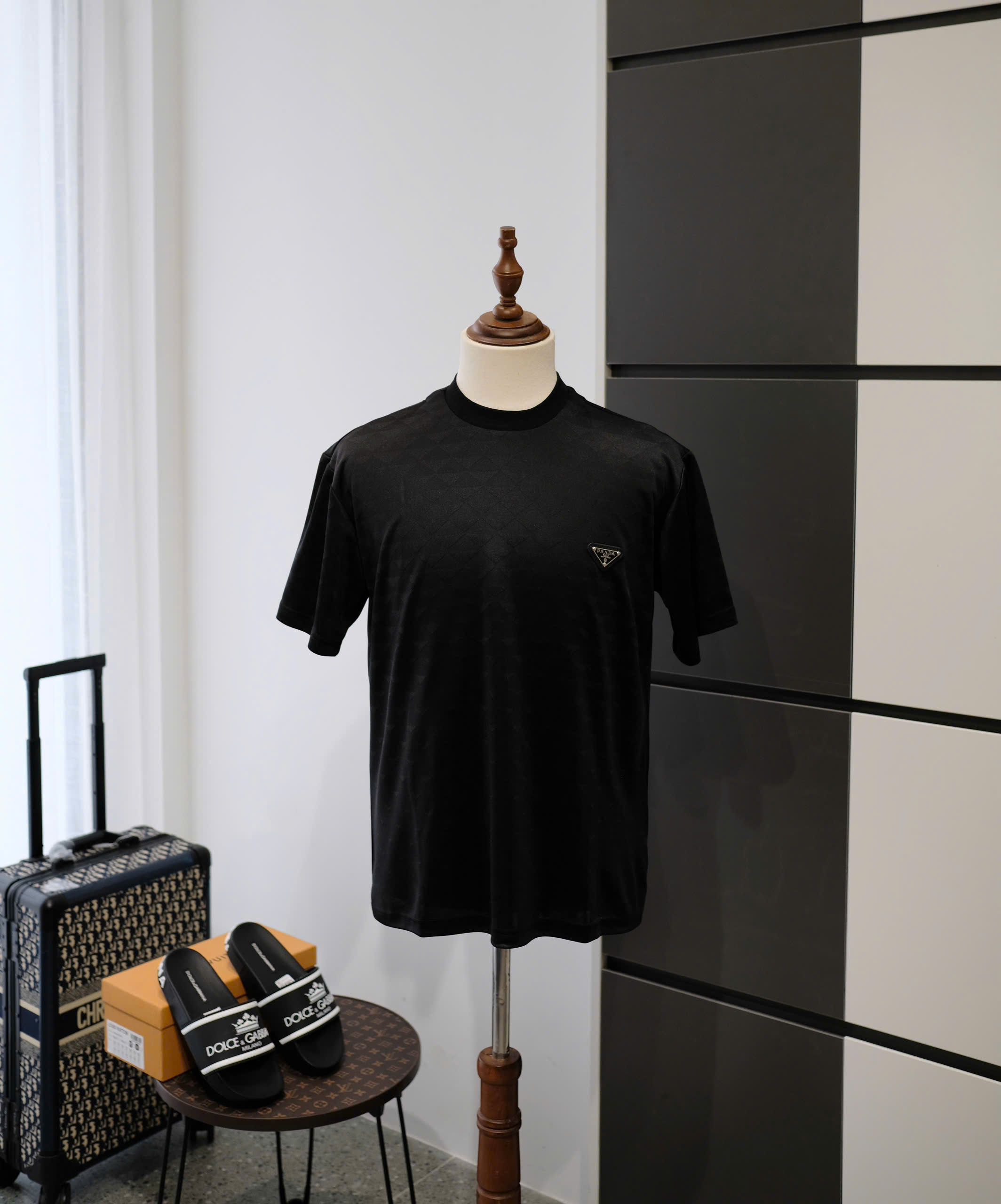 Áo phông T-shirt Prada P Đen logo tam giác thêu ngực Like Auth DDT