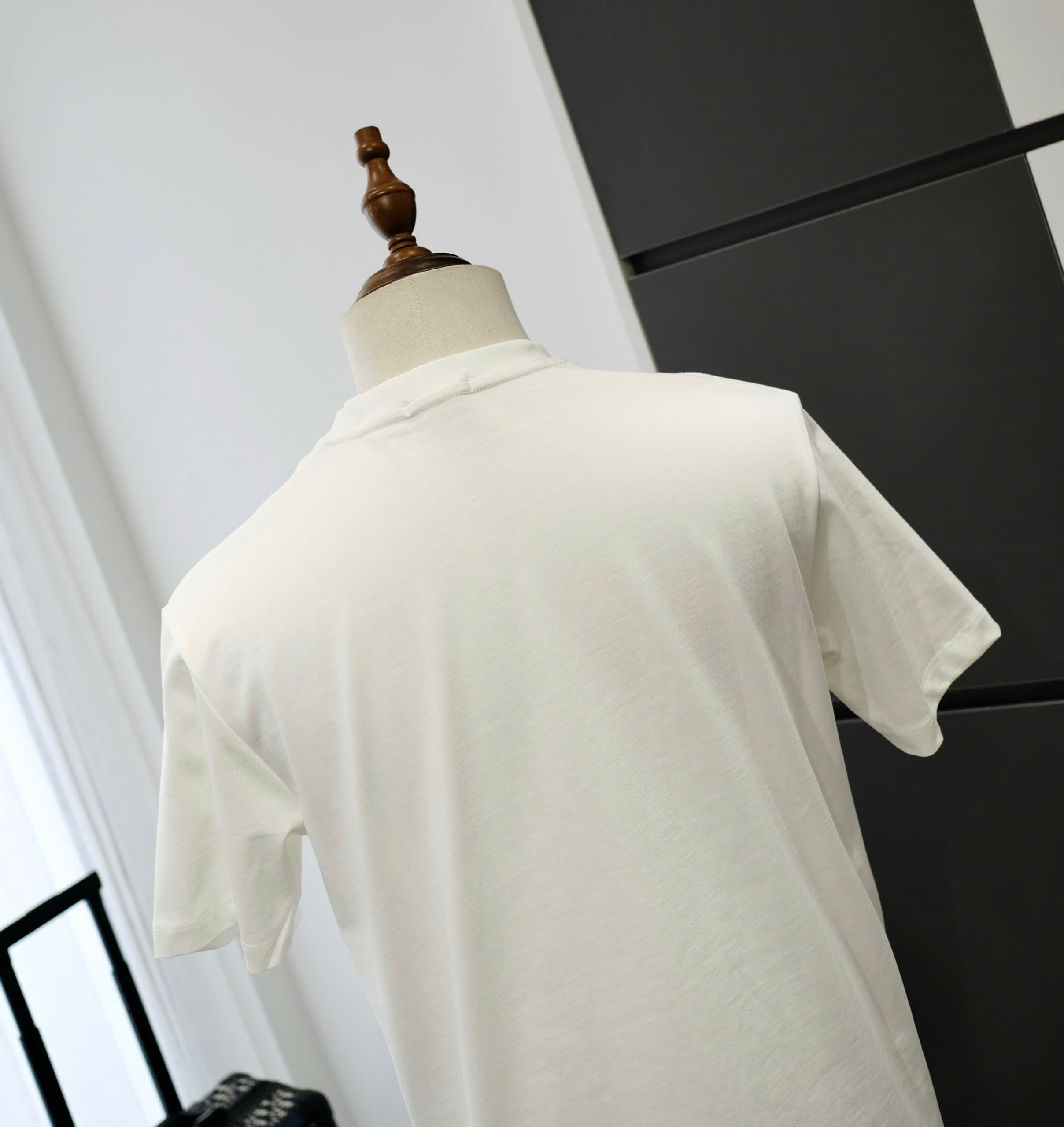 Áo phông T-shirt Moncler M logo nổi ngực Like Auth DDT
