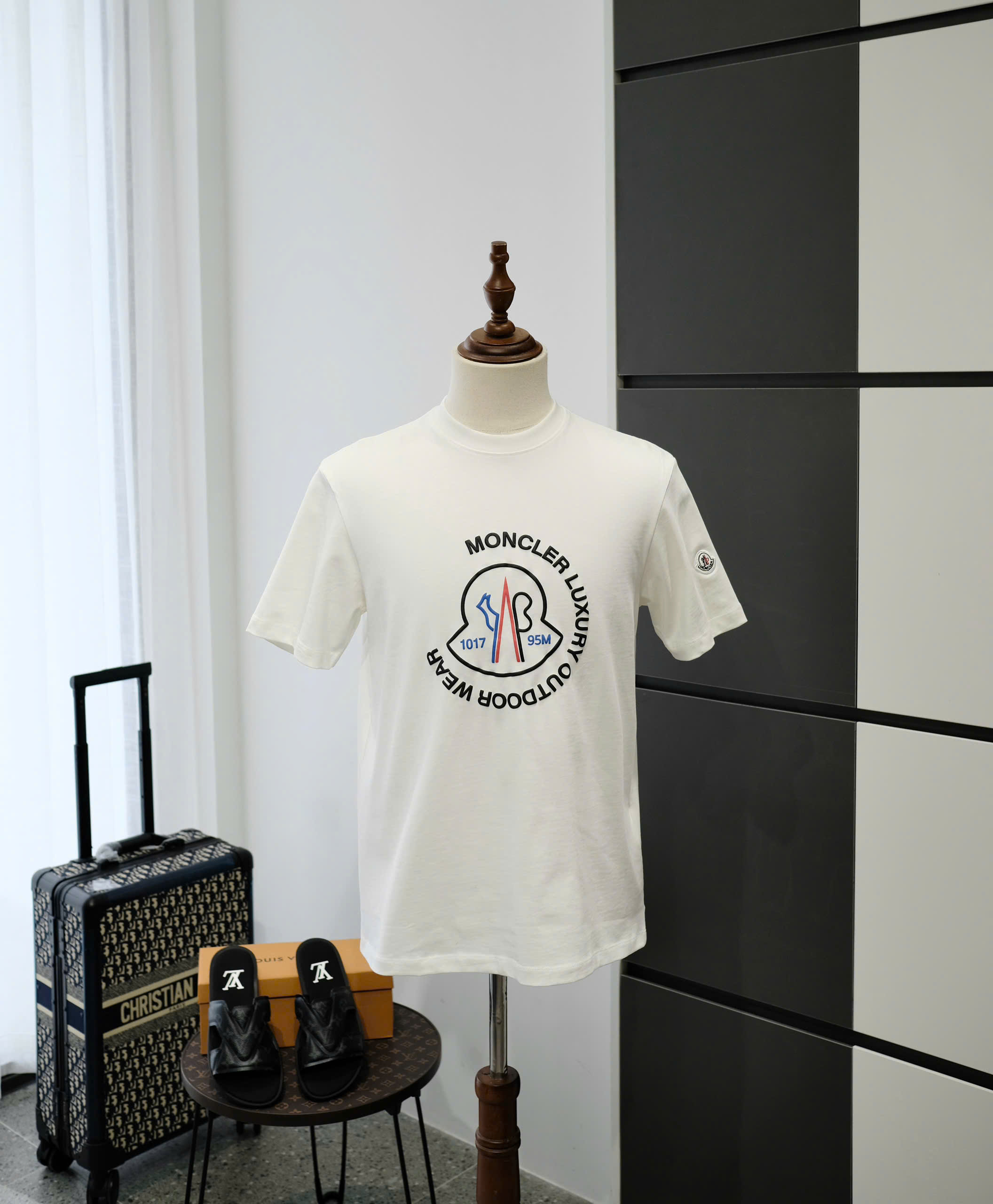 Áo phông T-shirt Moncler M logo nổi ngực Like Auth DDT