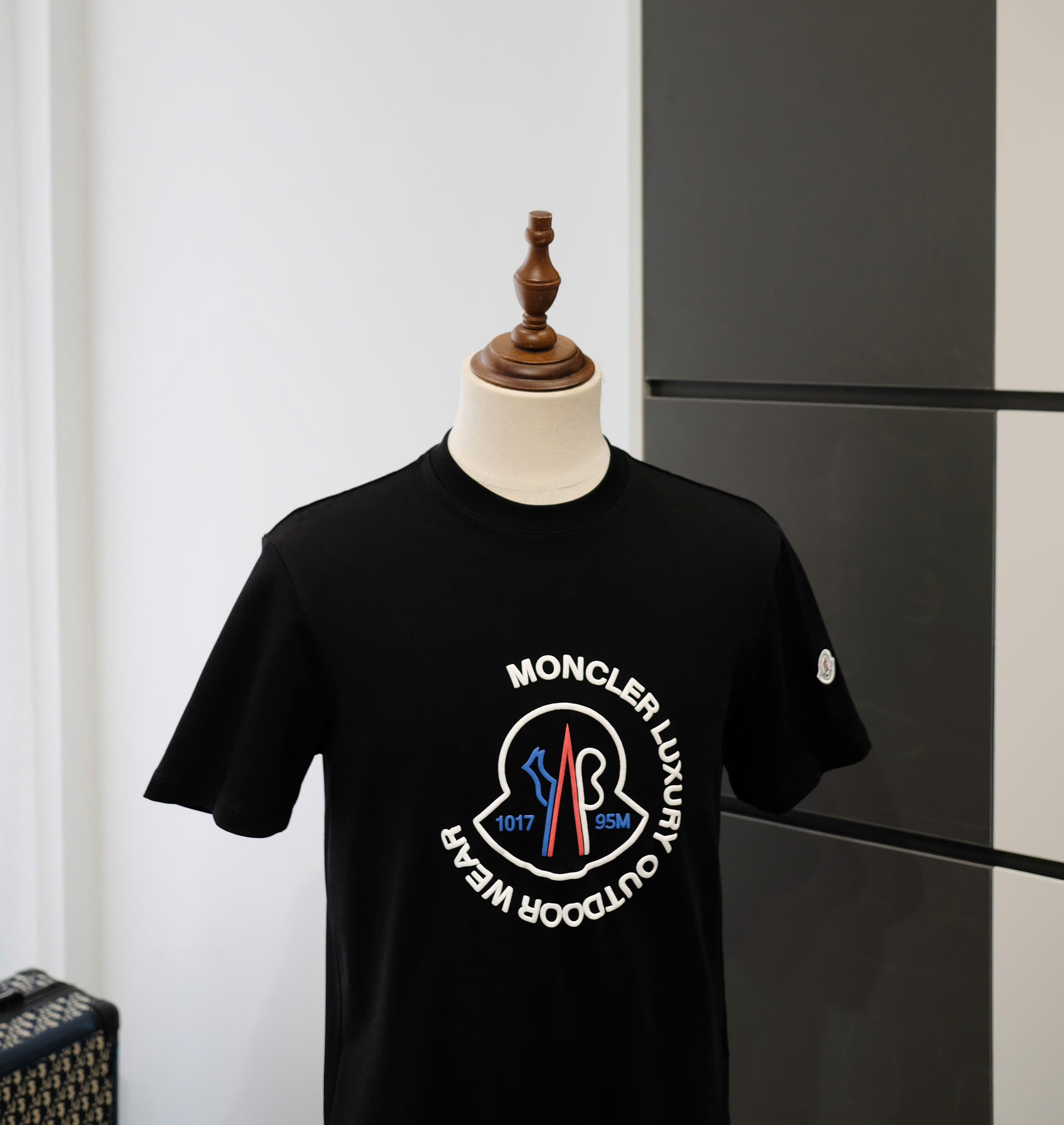 Áo phông T-shirt Moncler M logo nổi ngực Like Auth DDT