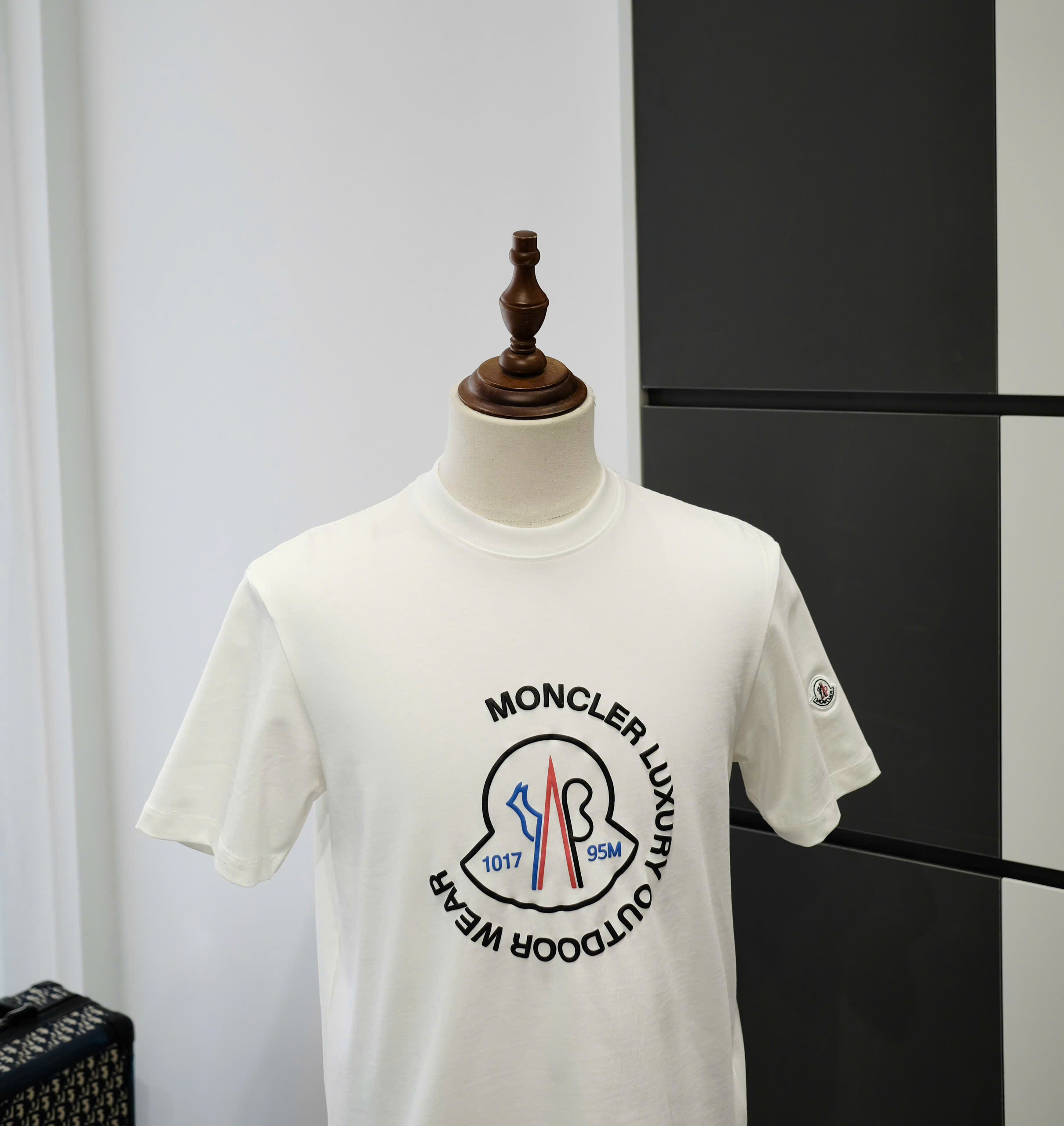 Áo phông T-shirt Moncler M logo nổi ngực Like Auth DDT