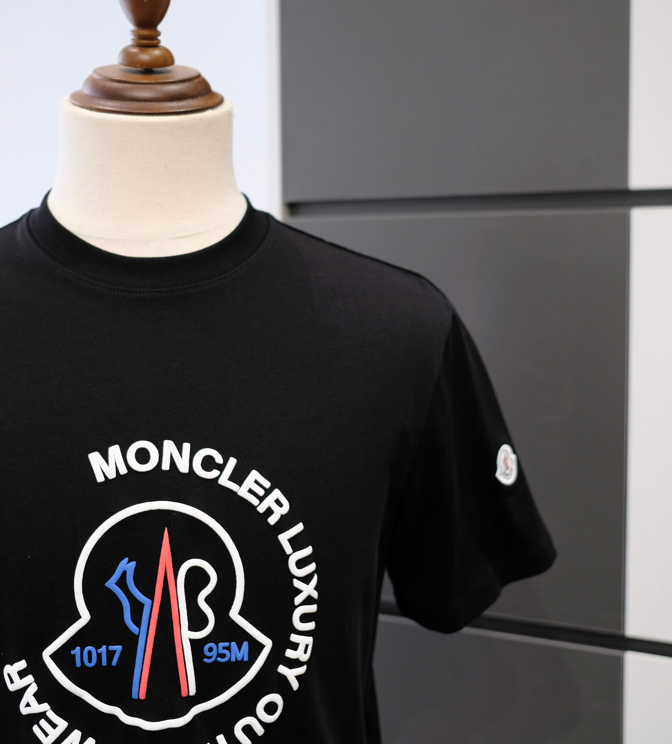 Áo phông T-shirt Moncler M logo nổi ngực Like Auth DDT