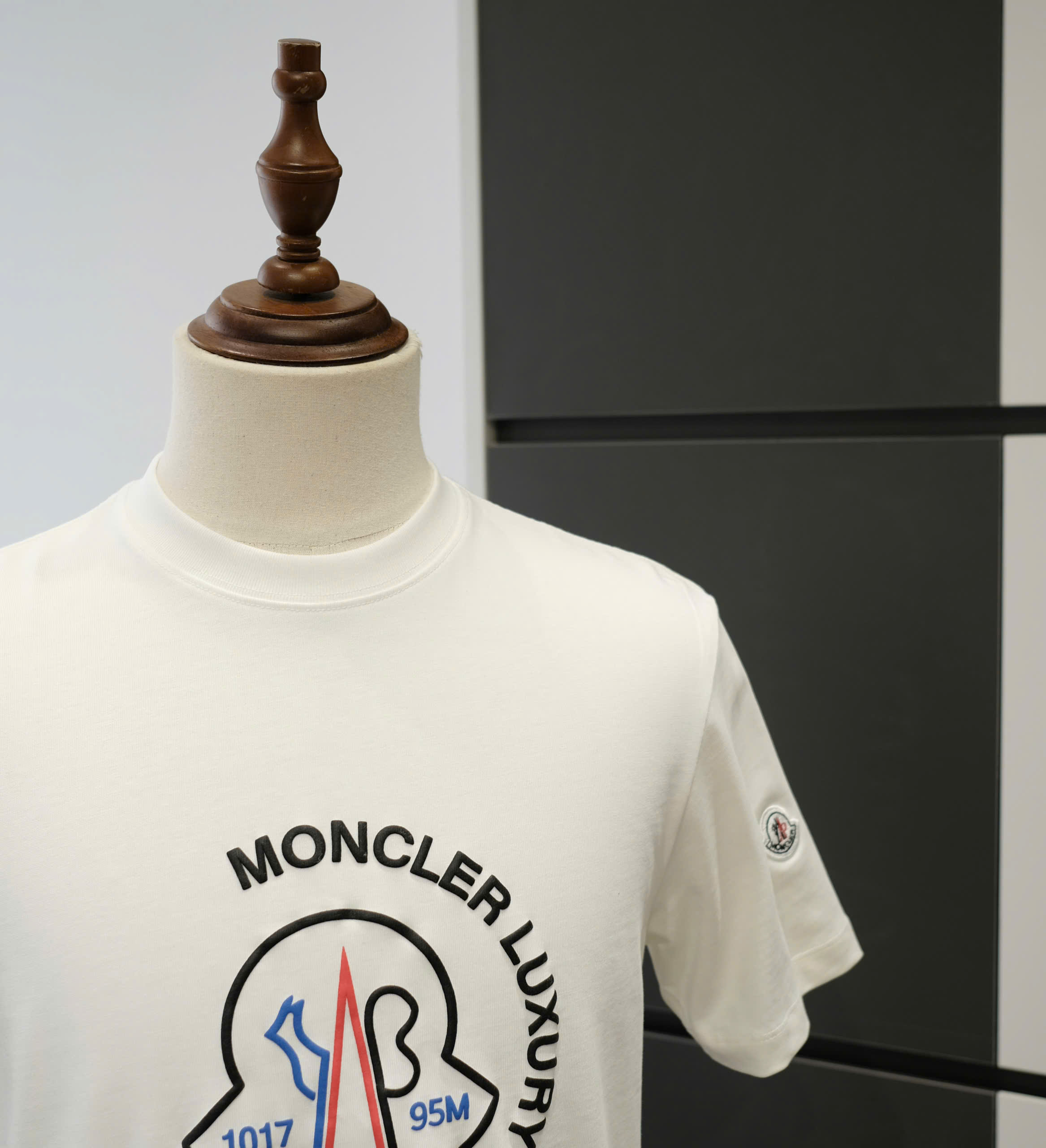 Áo phông T-shirt Moncler M logo nổi ngực Like Auth DDT