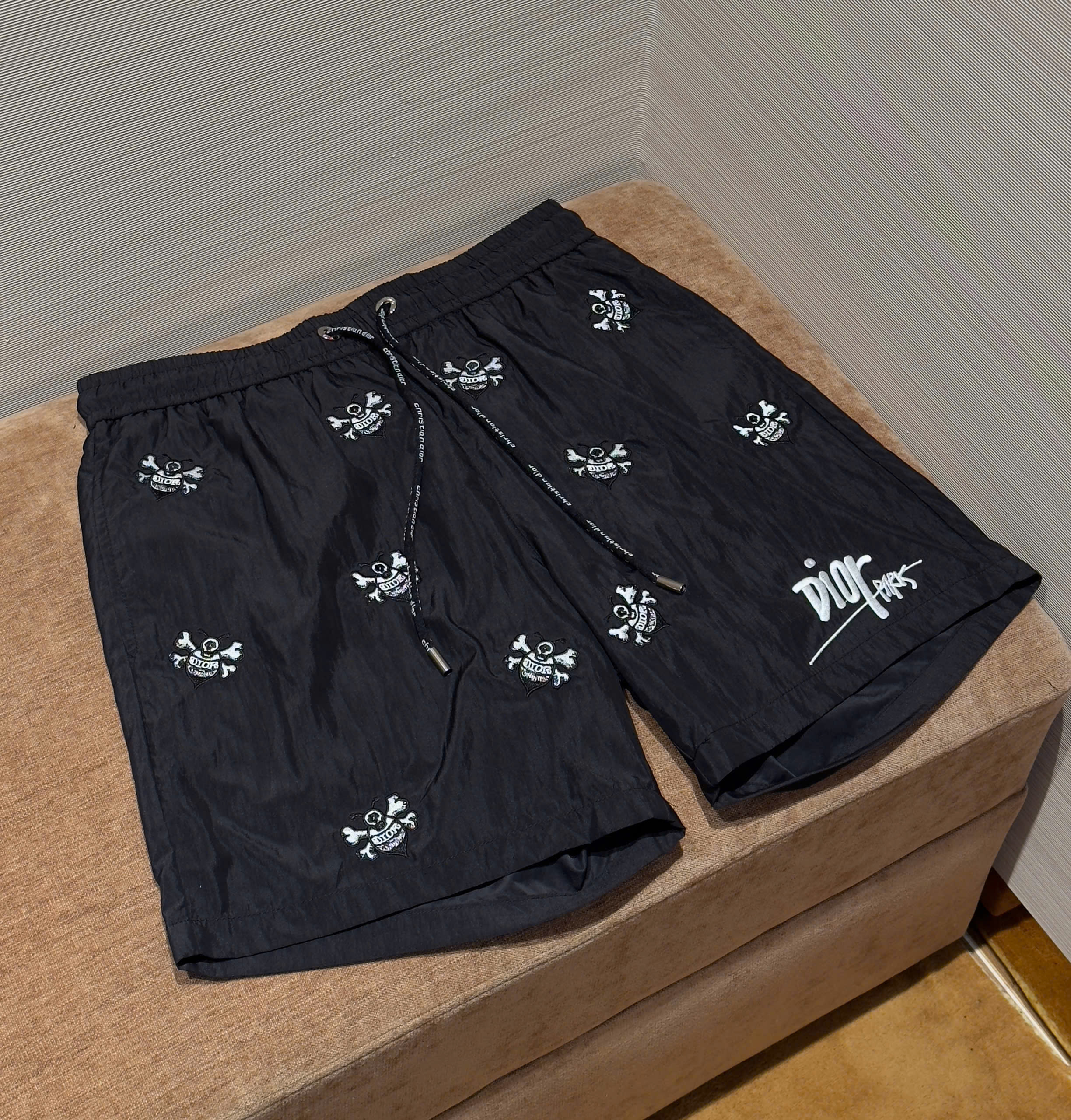 Quần short gió Dior CD Đen họa tiết logo Ong thêu Like Auth DDT