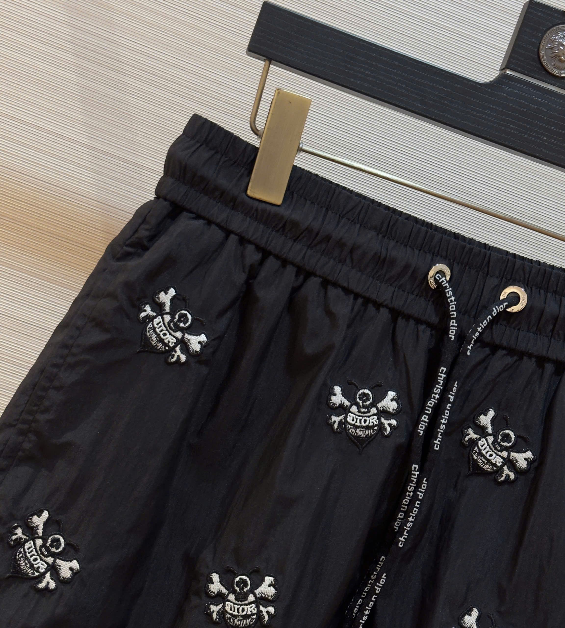 Quần short gió Dior CD Đen họa tiết logo Ong thêu Like Auth DDT