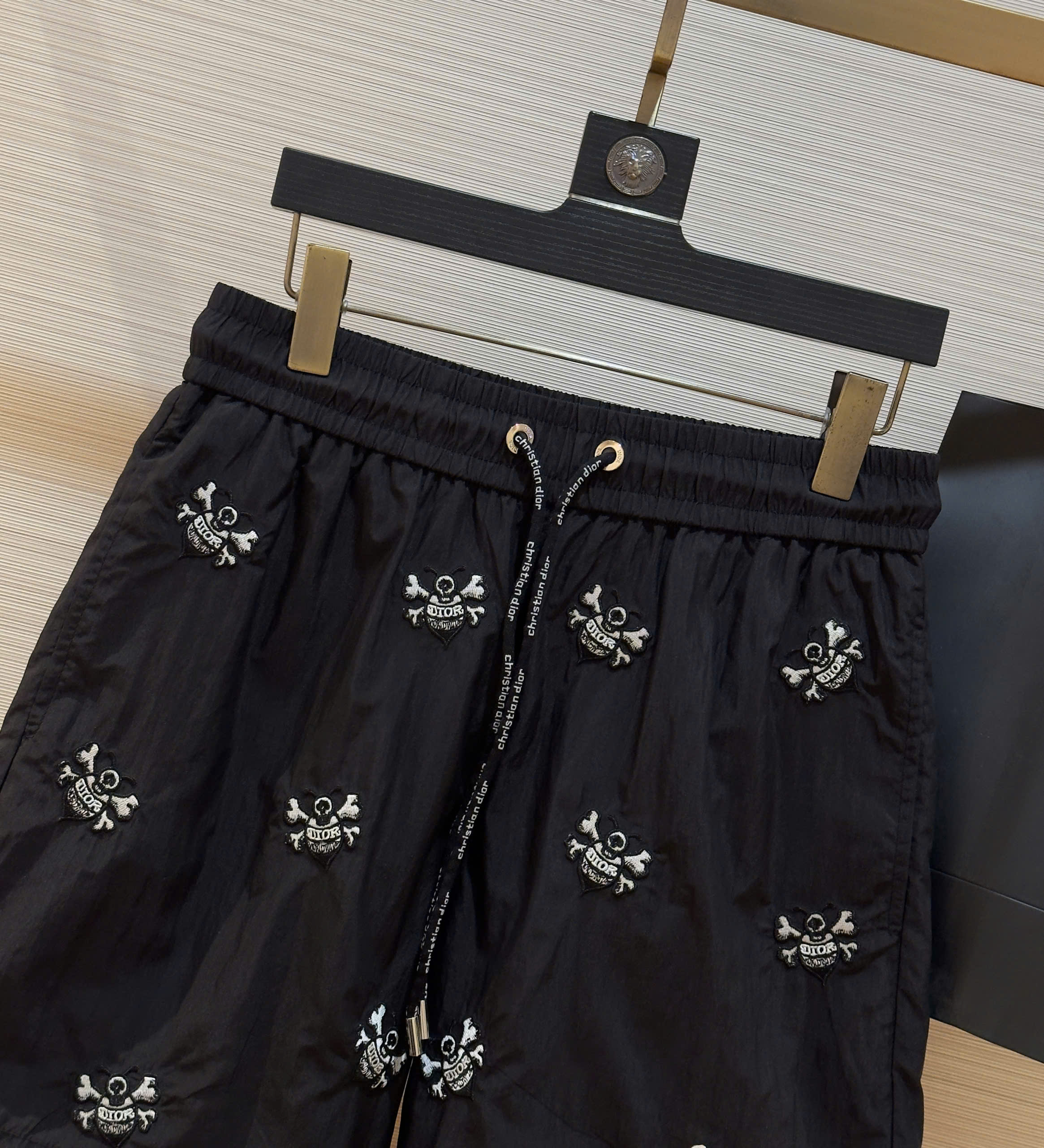 Quần short gió Dior CD Đen họa tiết logo Ong thêu Like Auth DDT