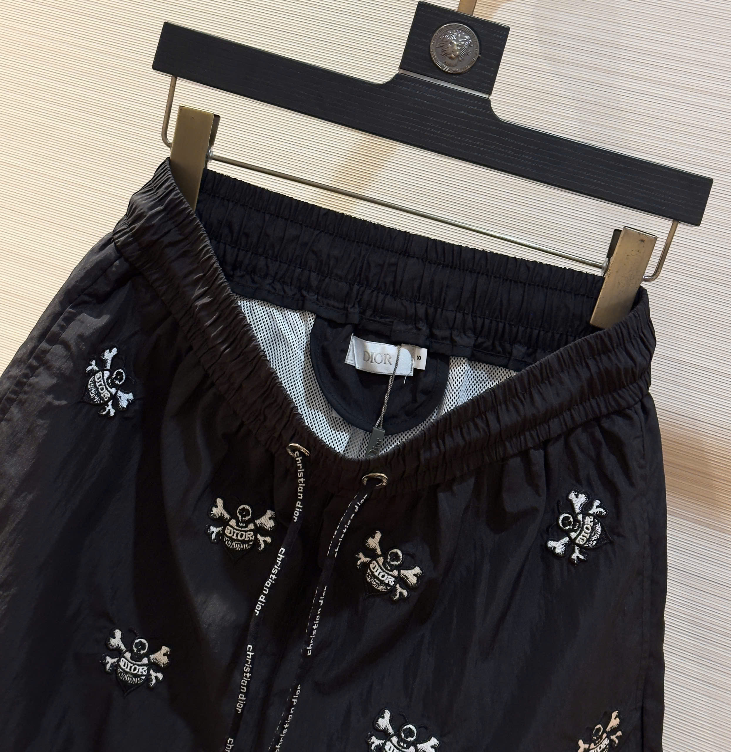 Quần short gió Dior CD Đen họa tiết logo Ong thêu Like Auth DDT