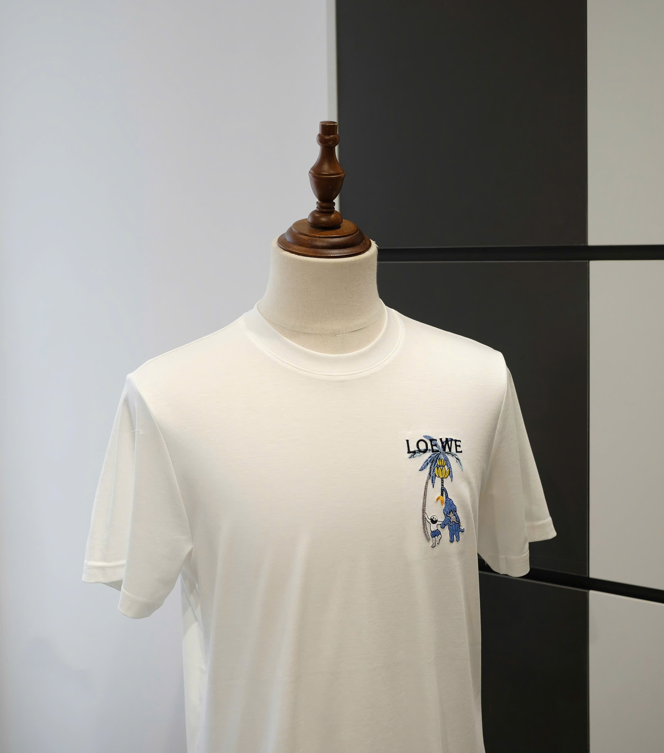 Áo phông T-shirt Loewe Trắng logo chữ cây thêu ngực Like Auth DDT