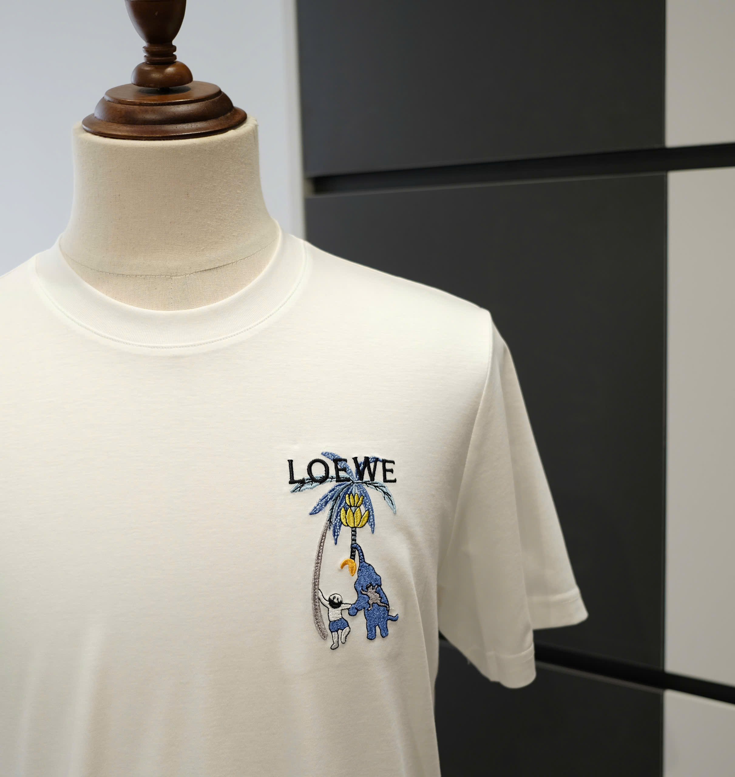 Áo phông T-shirt Loewe Trắng logo chữ cây thêu ngực Like Auth DDT