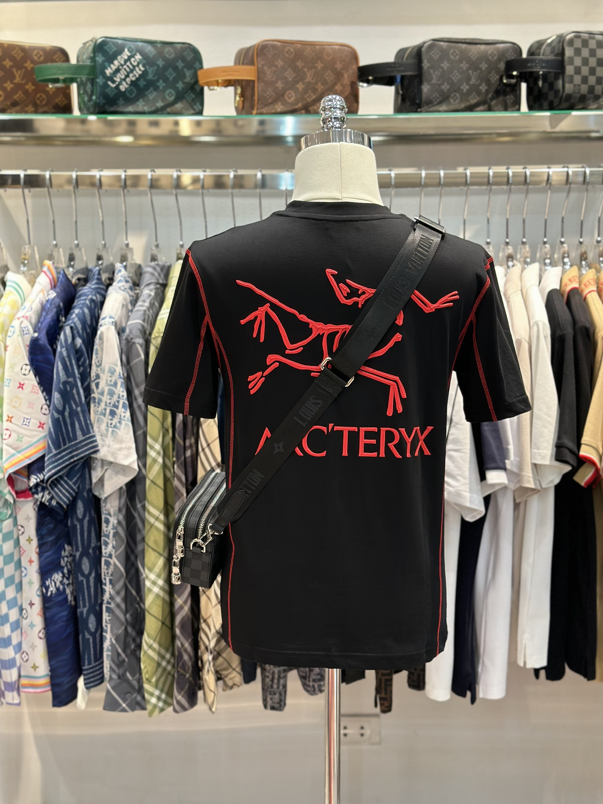 Áo phông T-shirt Arc Đen logo viền Đỏ Like Auth VTN