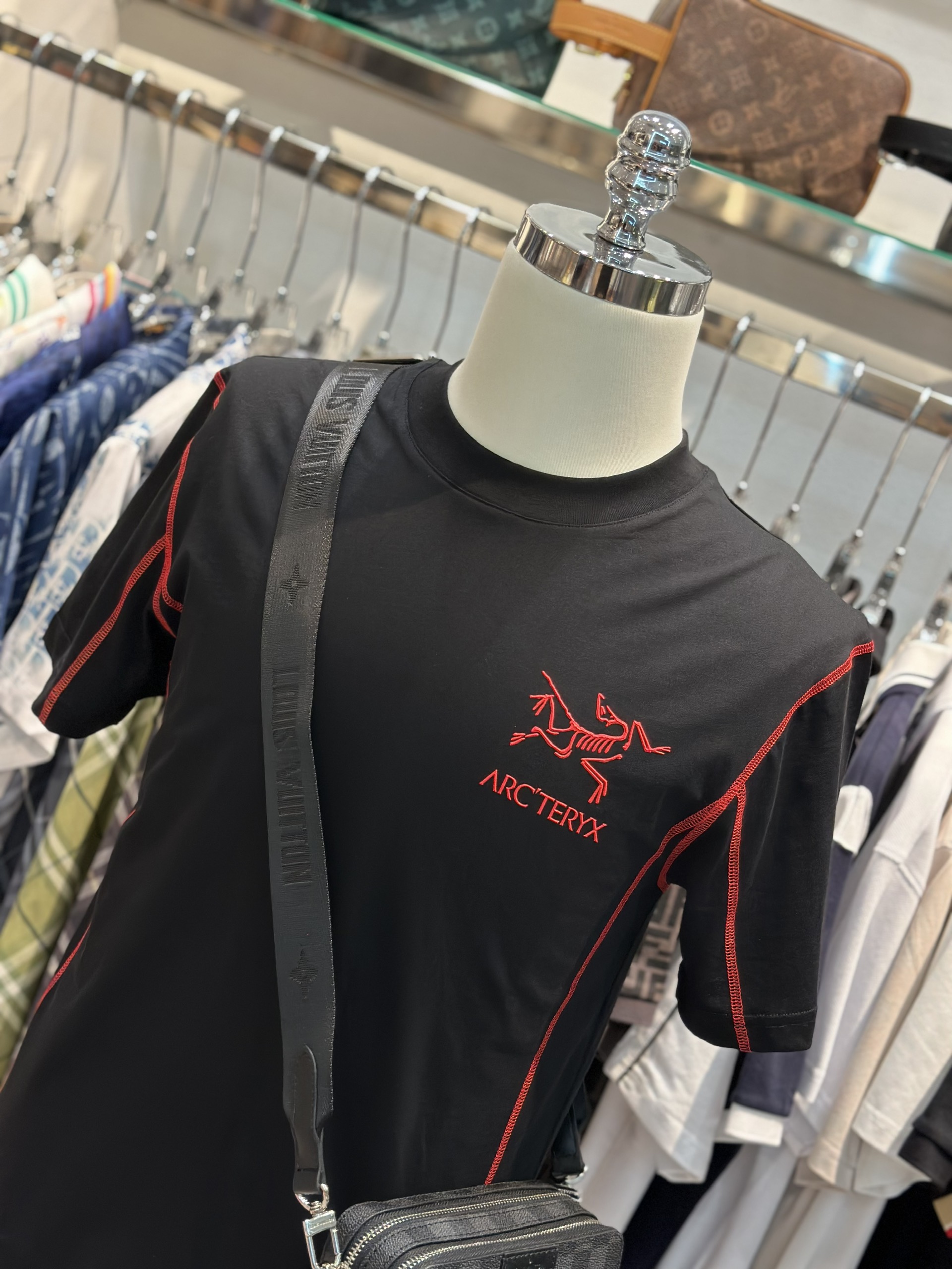 Áo phông T-shirt Arc Đen logo viền Đỏ Like Auth VTN