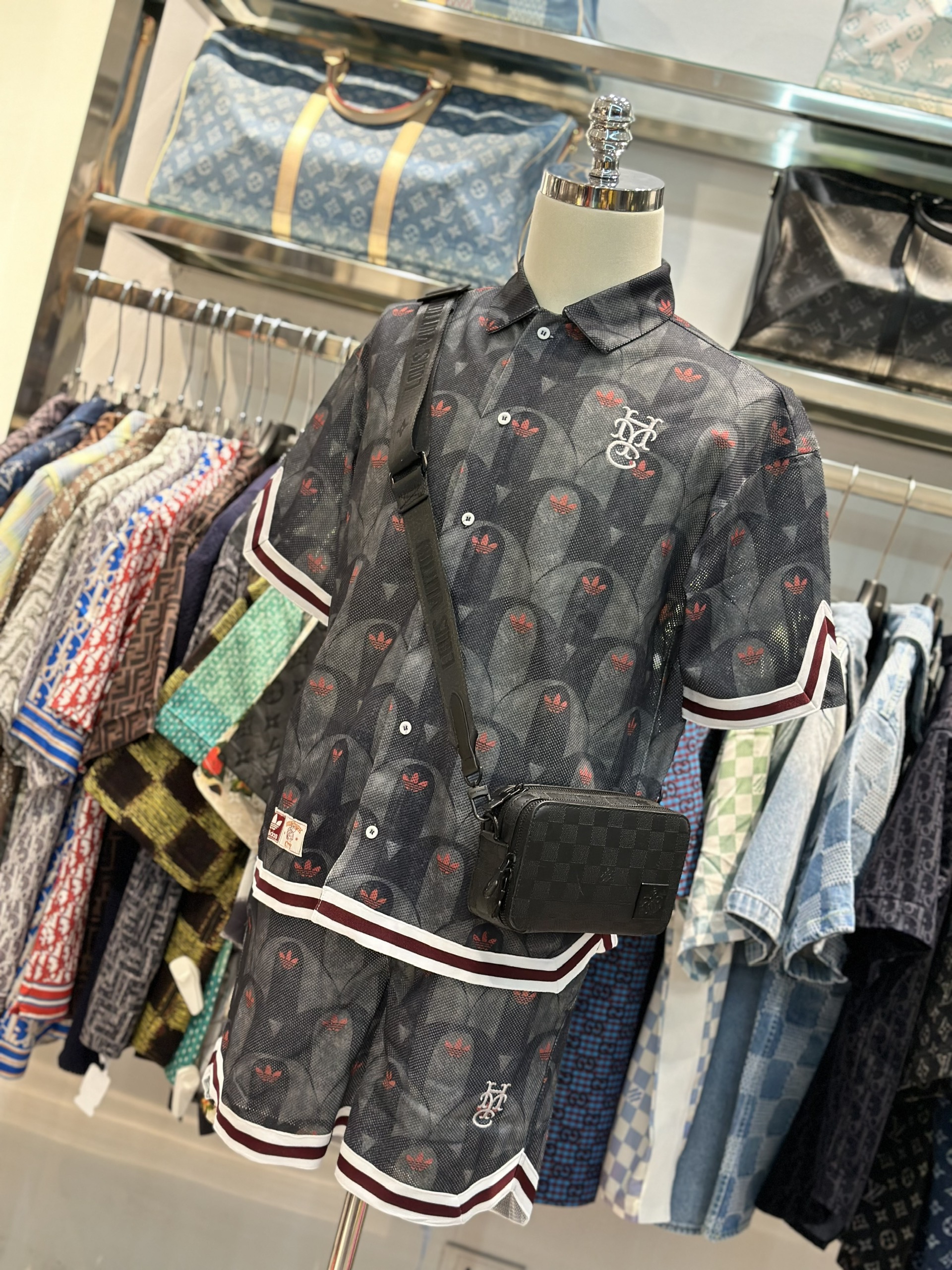 Bộ, set sơ mi Adidas A Đen họa tiết logo Đỏ Like Auth VTN