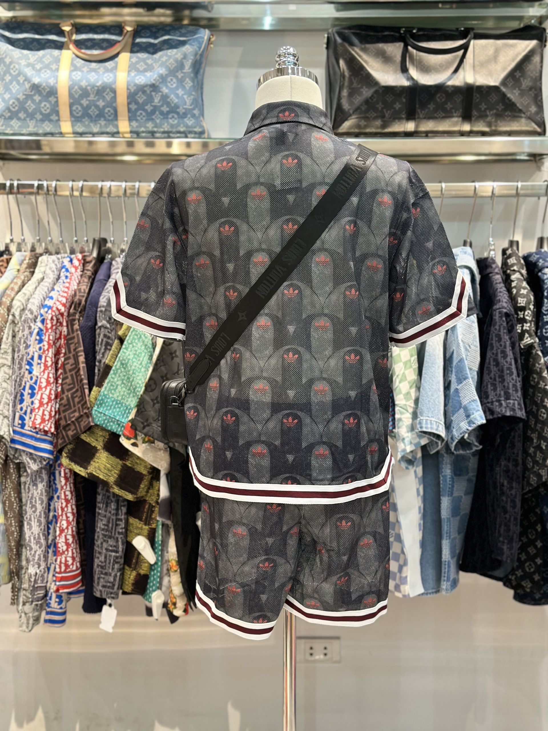 Bộ, set sơ mi Adidas A Đen họa tiết logo Đỏ Like Auth VTN