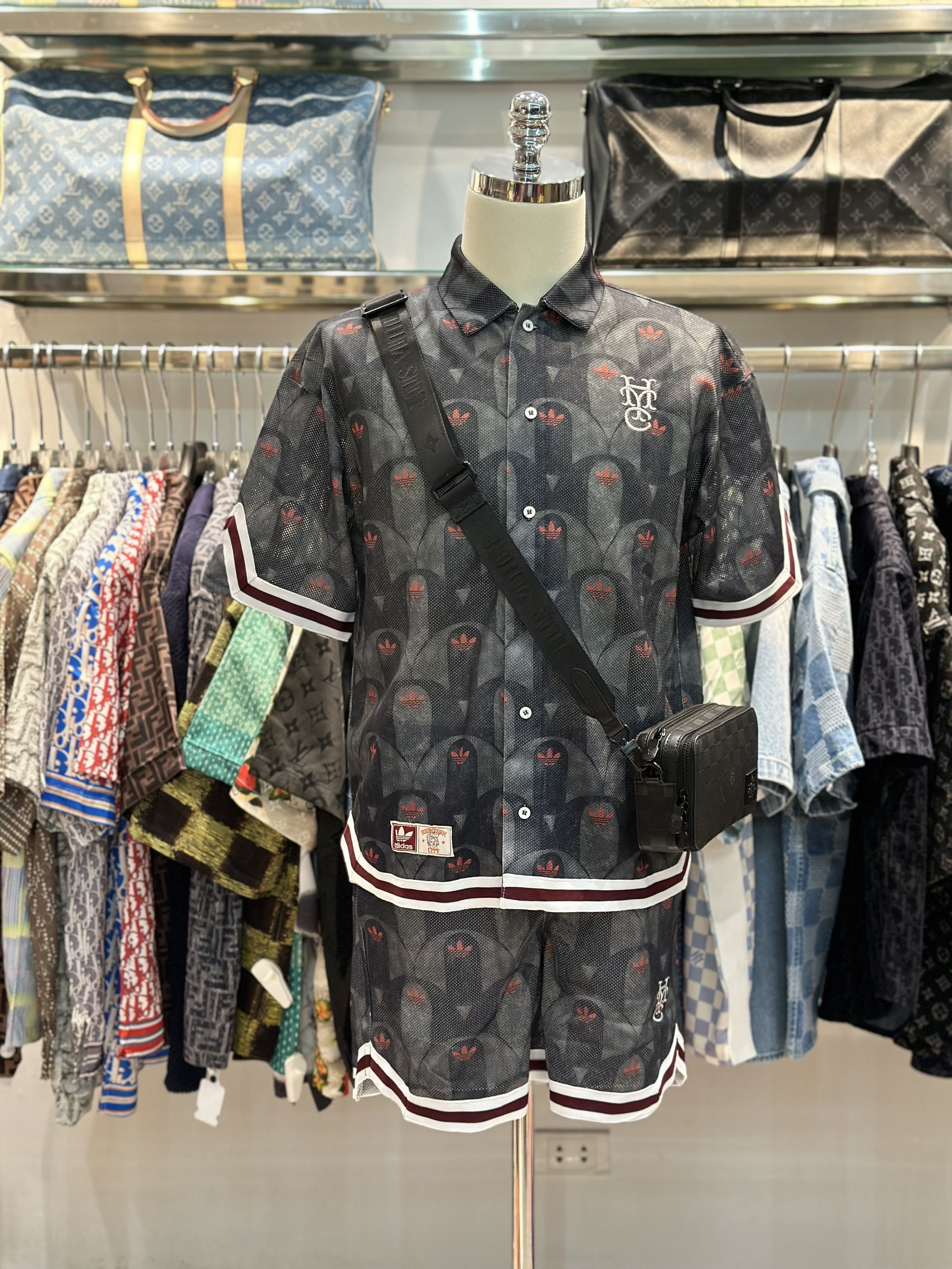 Bộ, set sơ mi Adidas A Đen họa tiết logo Đỏ Like Auth VTN