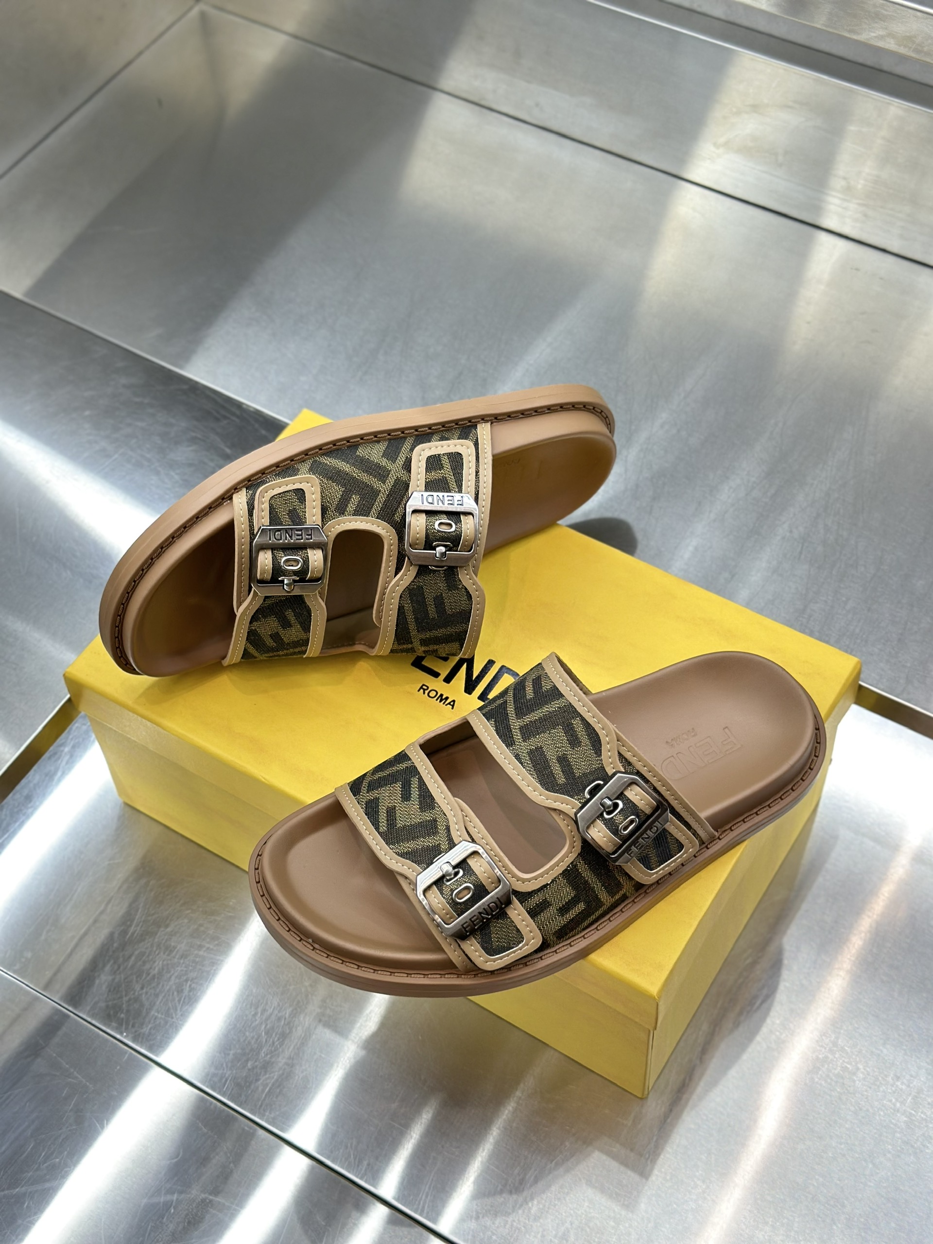 Dép lê quai ngang cài Fendi FF Nâu họa tiết logo Like Auth VTN