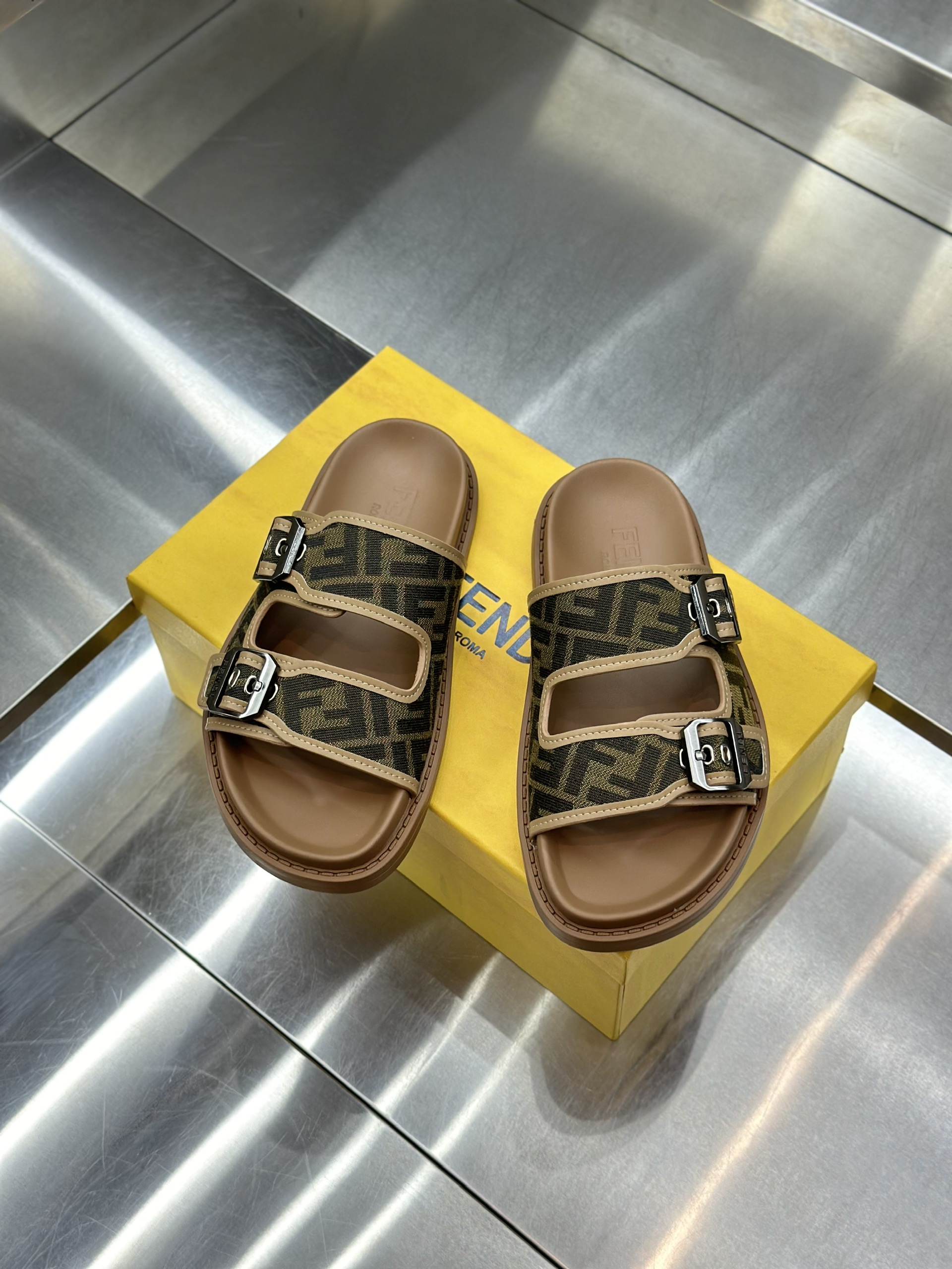 Dép lê quai ngang cài Fendi FF Nâu họa tiết logo Like Auth VTN