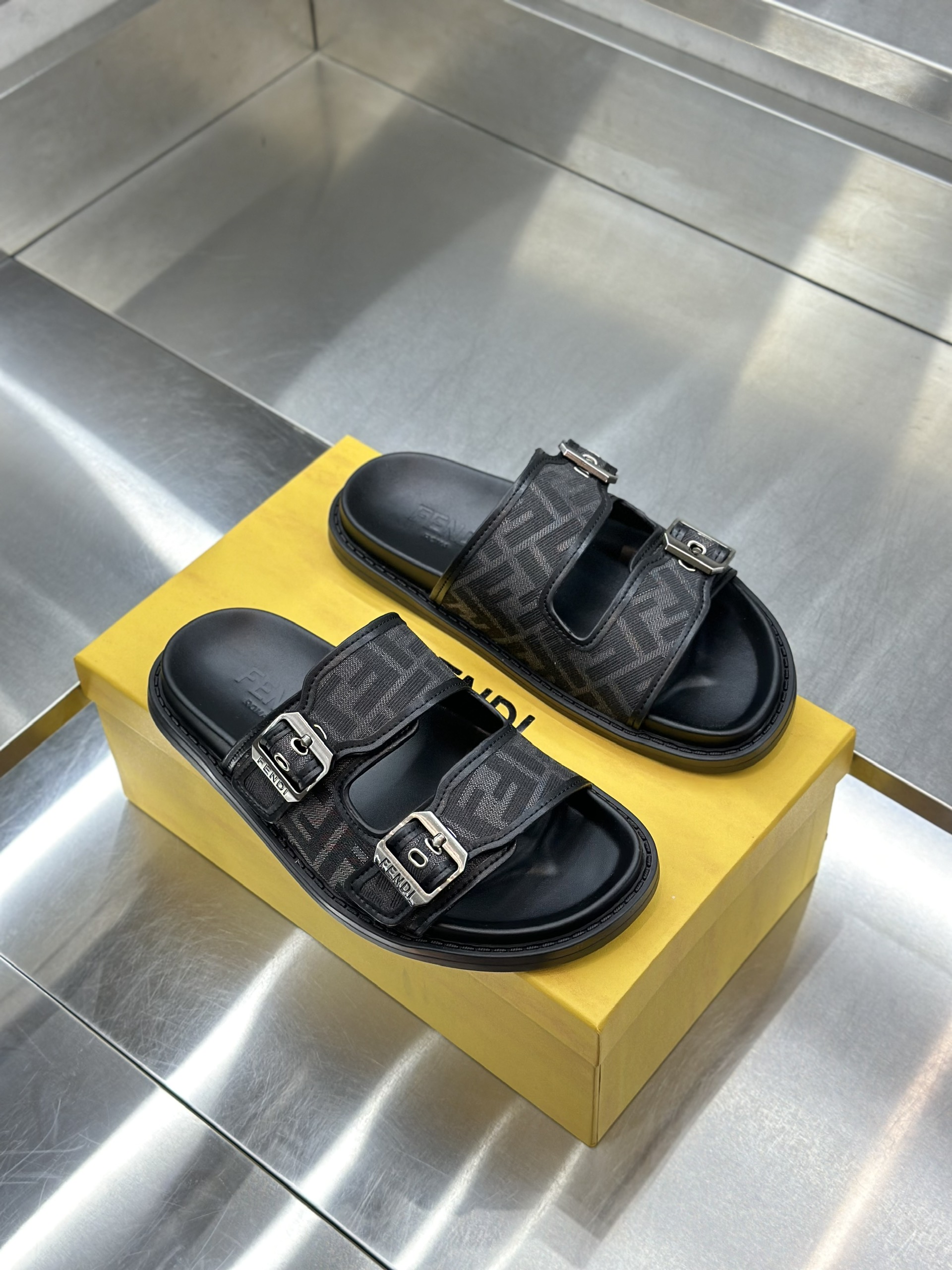 Dép lê quai ngang cài Fendi FF Đen họa tiết logo Like Auth VTN