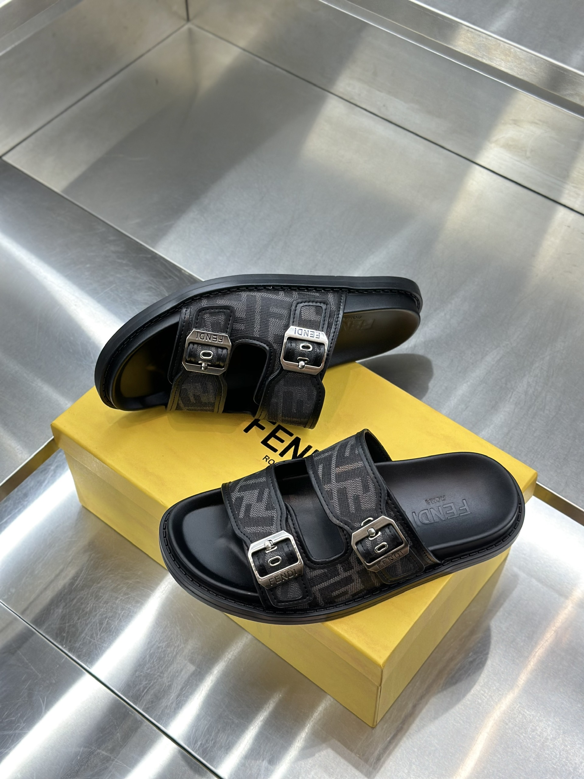 Dép lê quai ngang cài Fendi FF Đen họa tiết logo Like Auth VTN