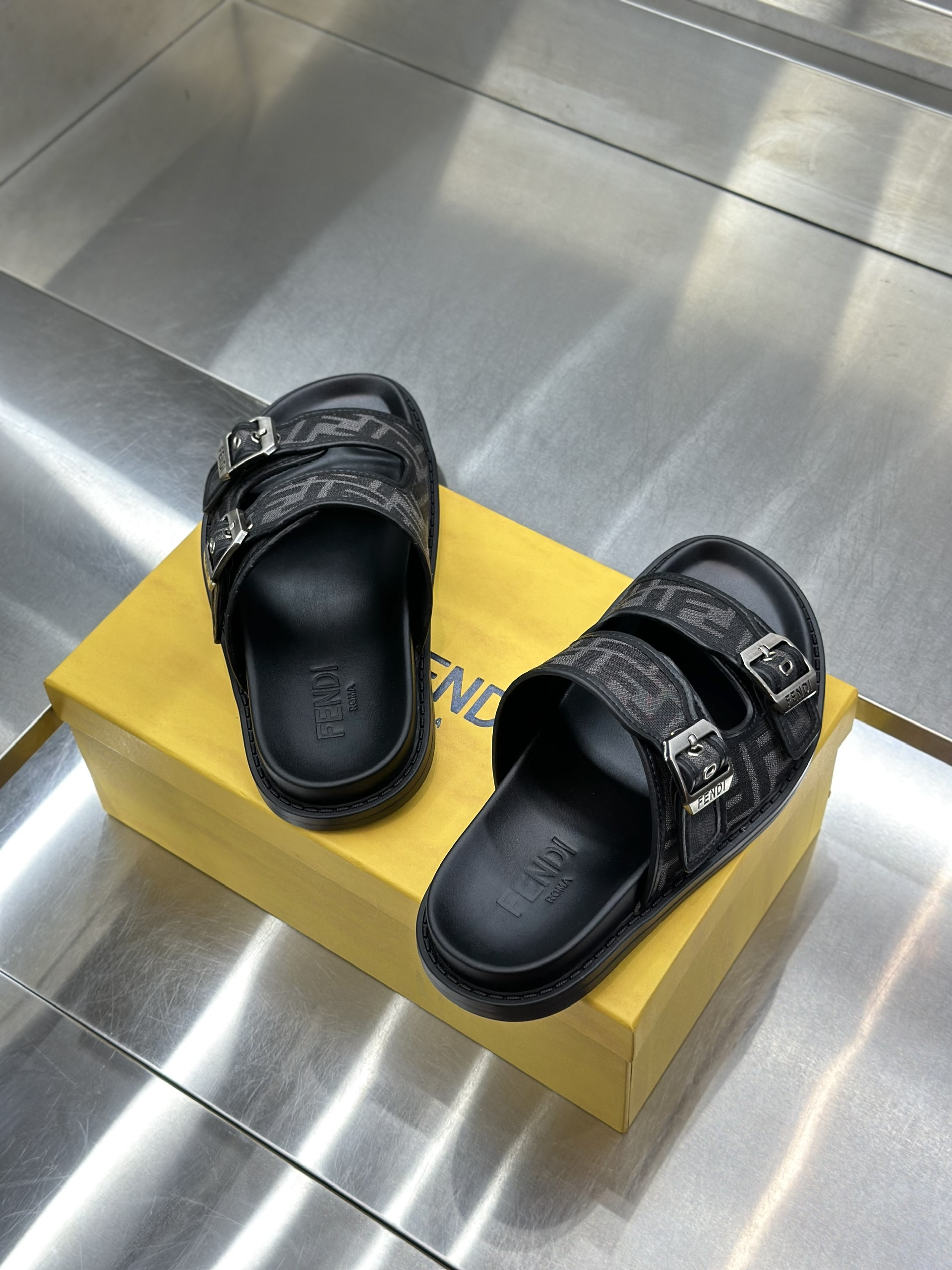 Dép lê quai ngang cài Fendi FF Đen họa tiết logo Like Auth VTN