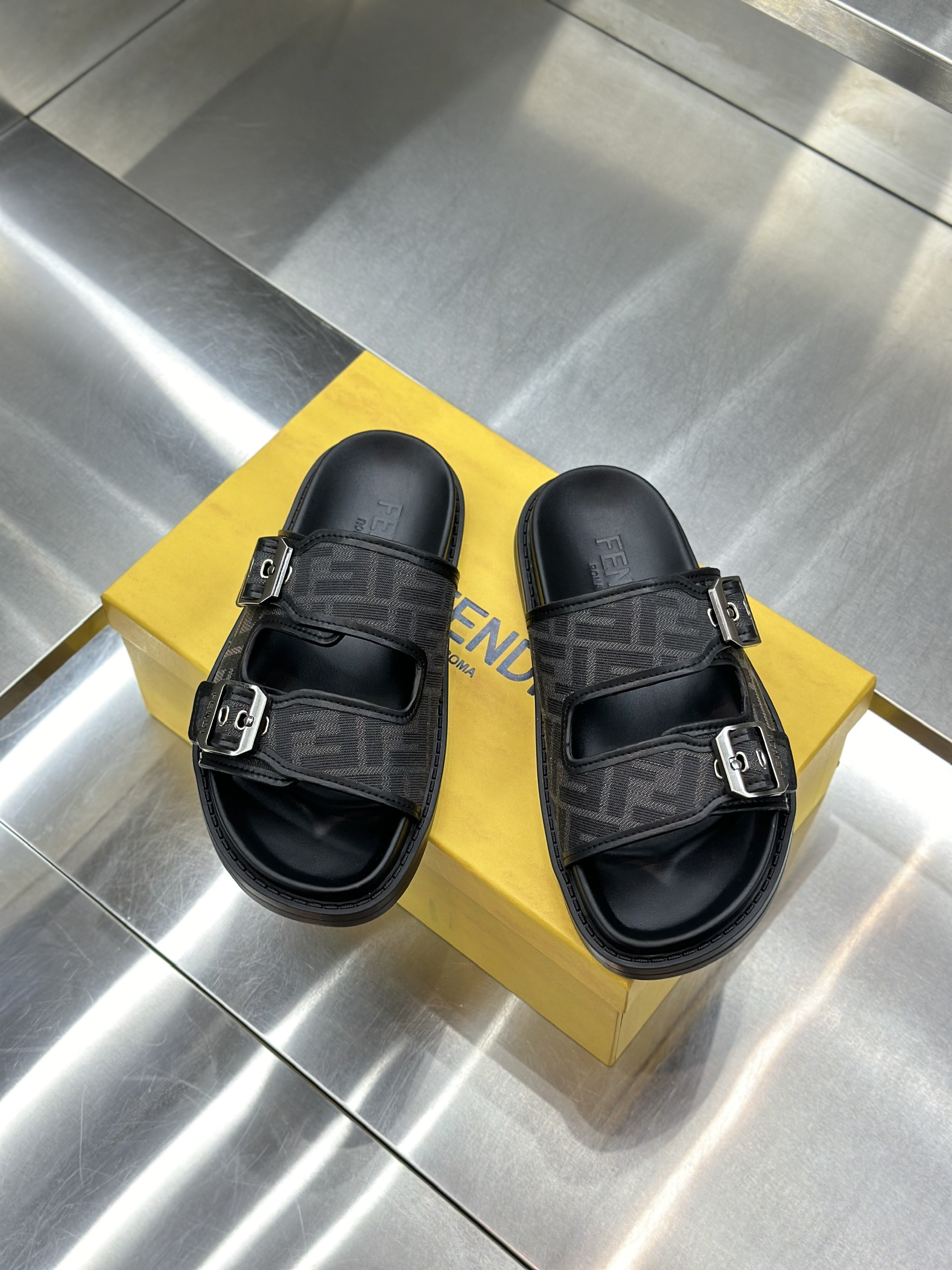 Dép lê quai ngang cài Fendi FF Đen họa tiết logo Like Auth VTN