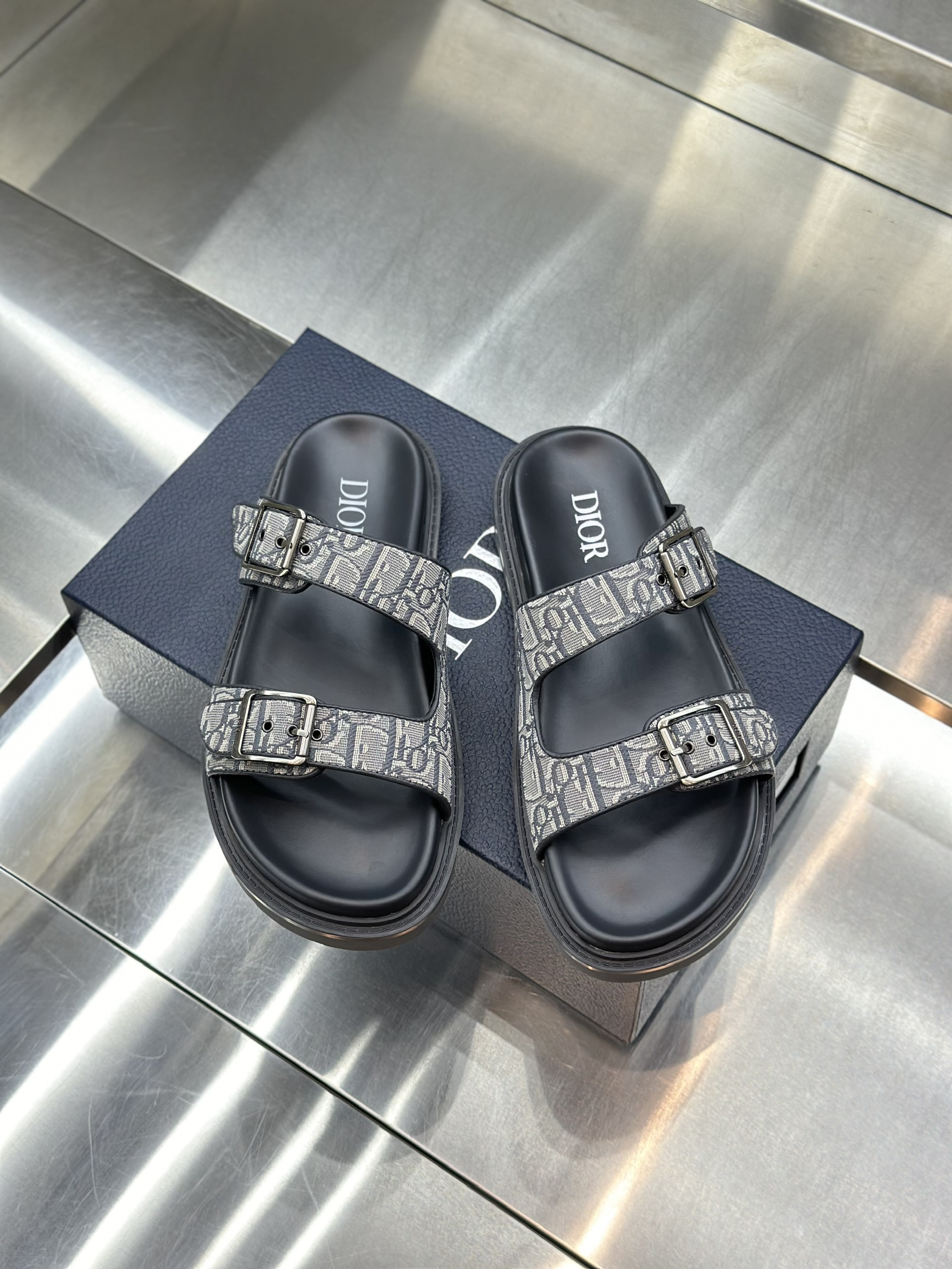Dép lê quai ngang cài Dior CD Xám họa tiết logo Like Auth fullbox VTN