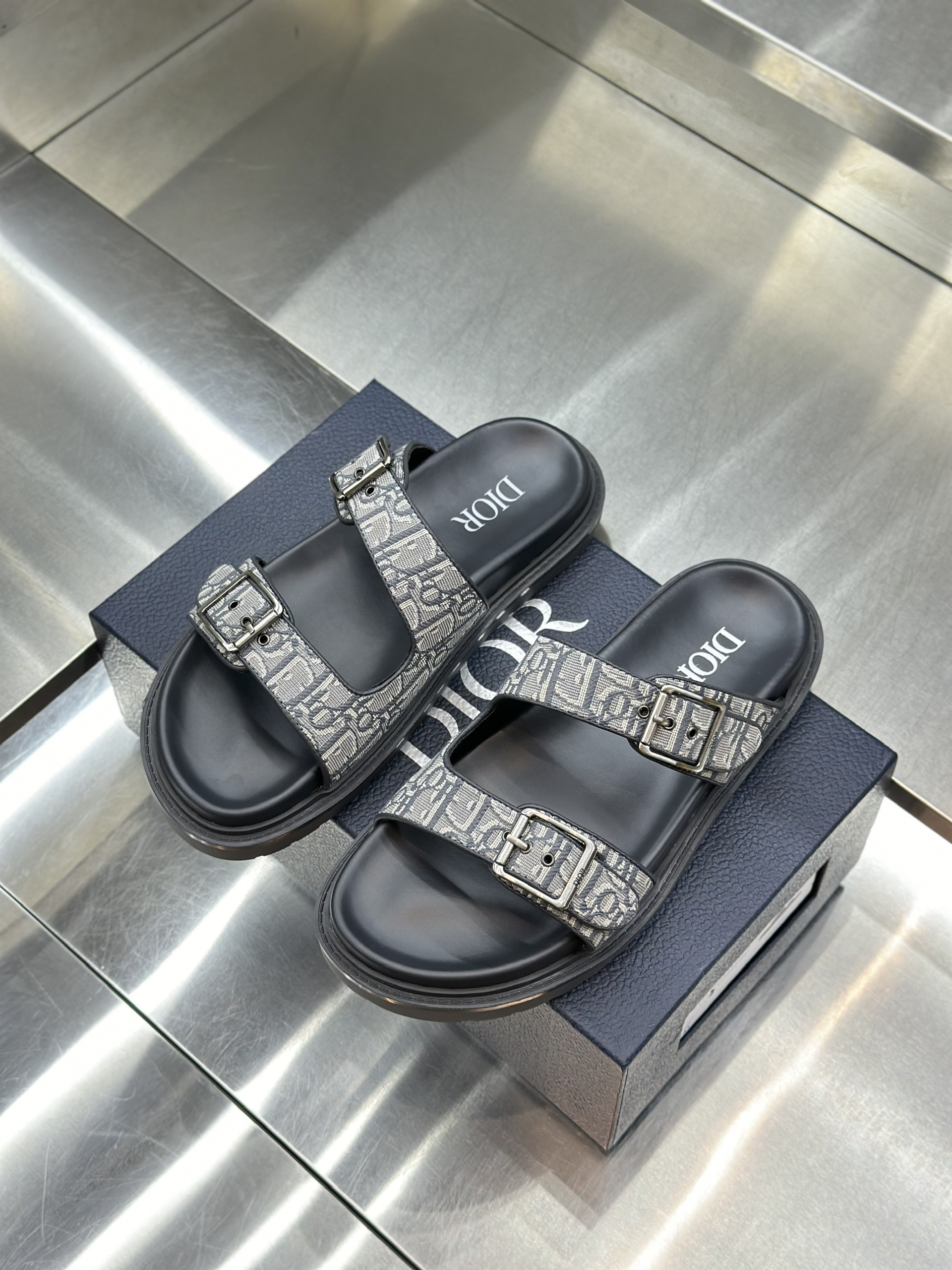 Dép lê quai ngang cài Dior CD Xám họa tiết logo Like Auth fullbox VTN