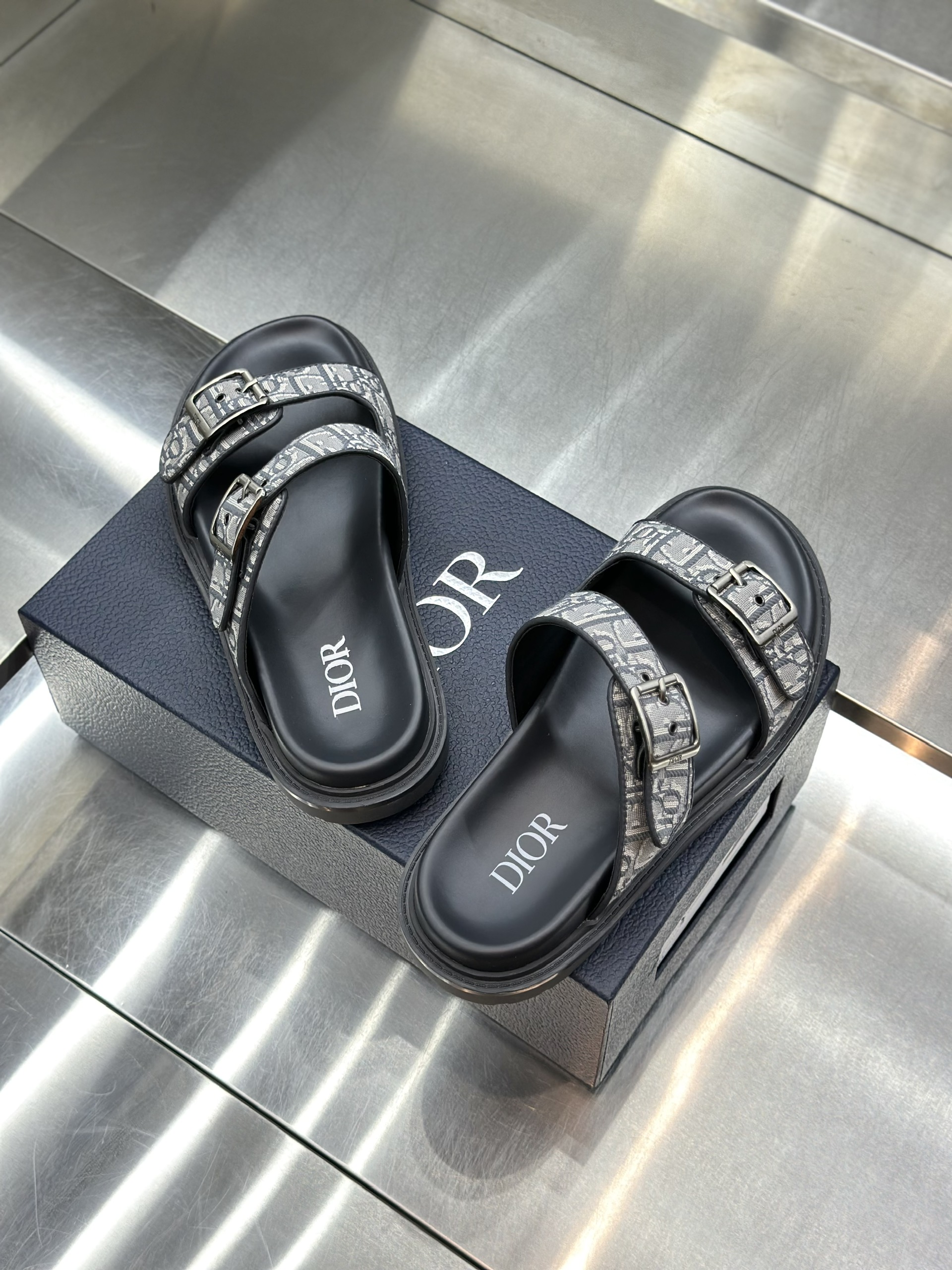 Dép lê quai ngang cài Dior CD Xám họa tiết logo Like Auth fullbox VTN